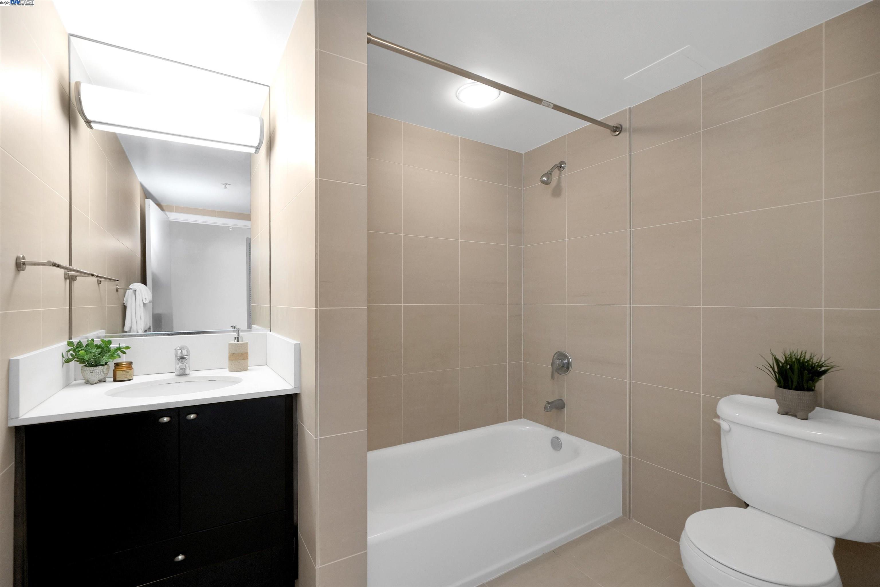 311 Oak St Unit: PH25