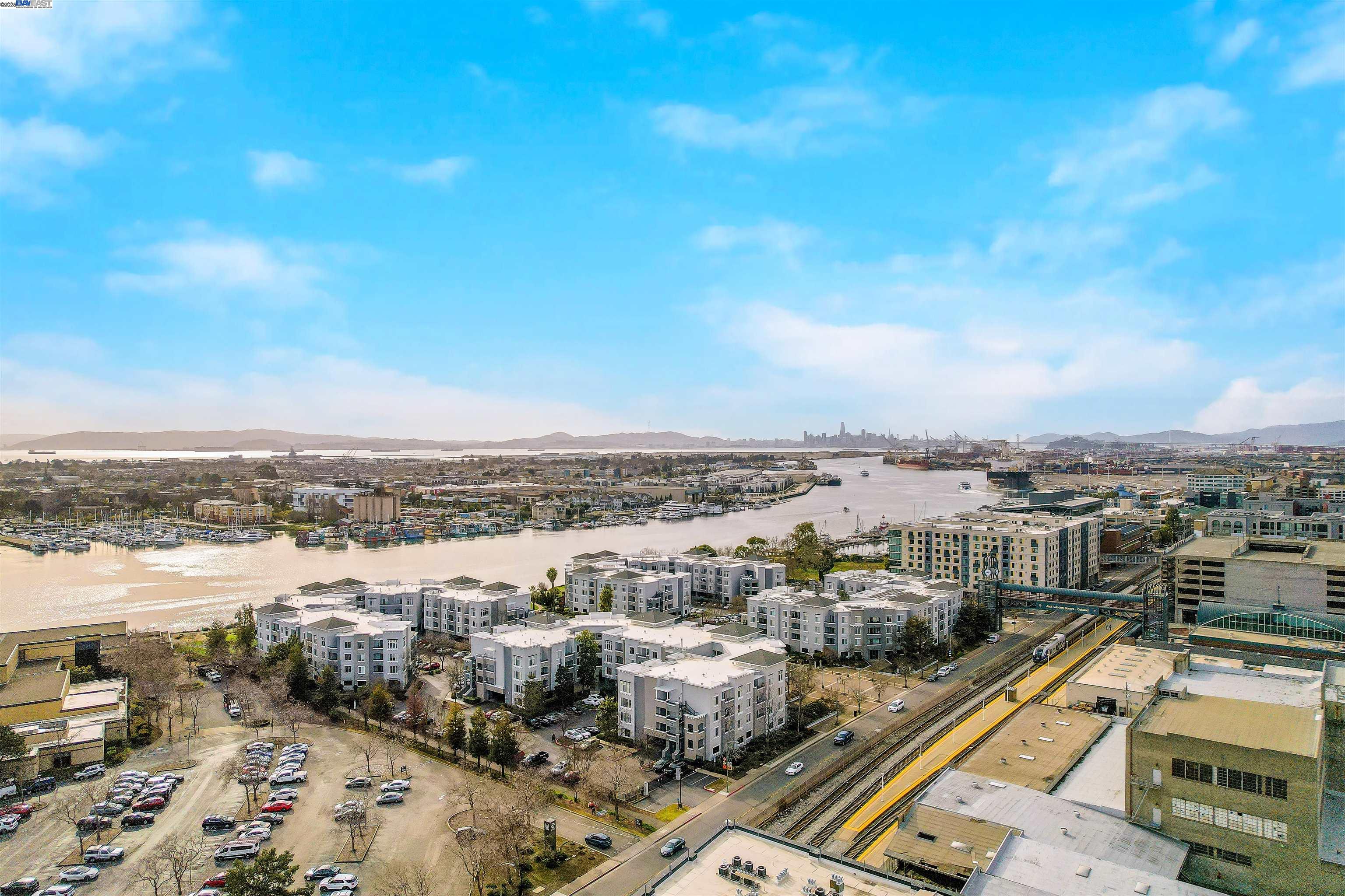 311 Oak St Unit: PH25