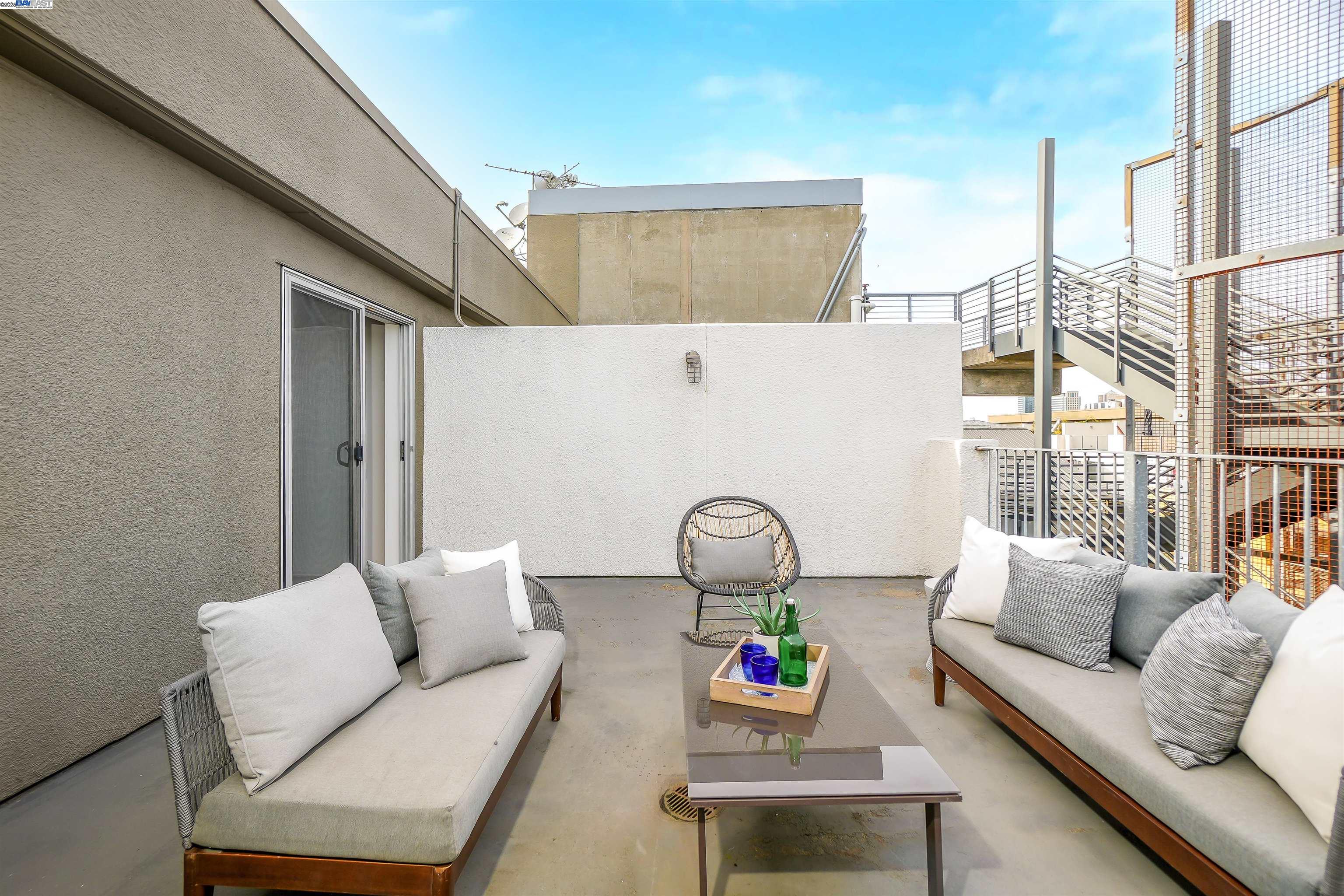 311 Oak St Unit: PH25