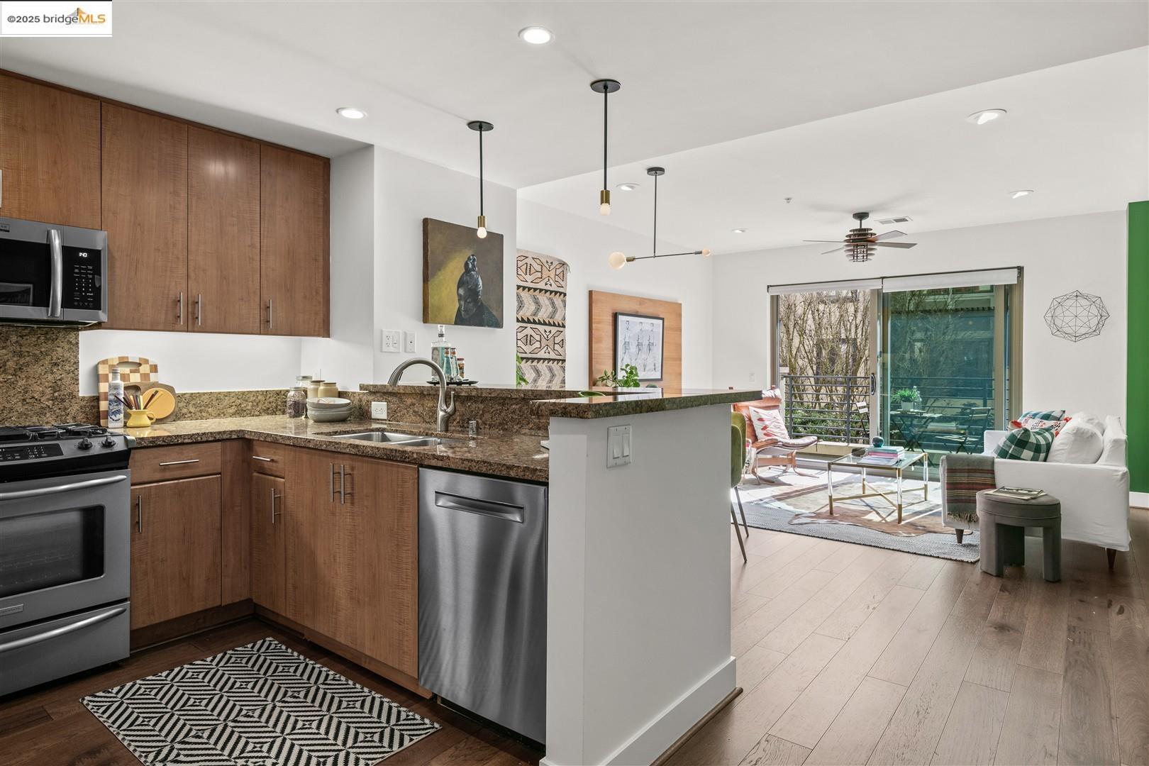 438 W Grand # 523