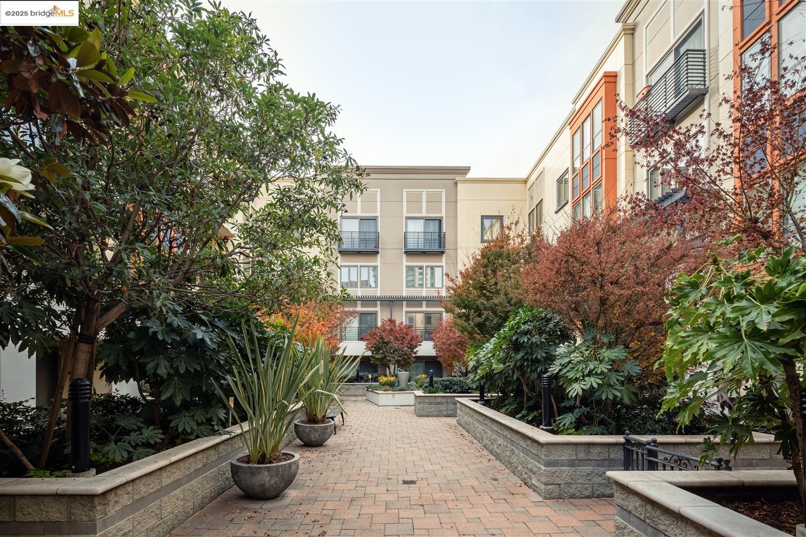 438 W Grand # 523