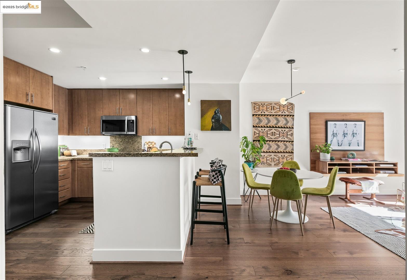 438 W Grand # 523