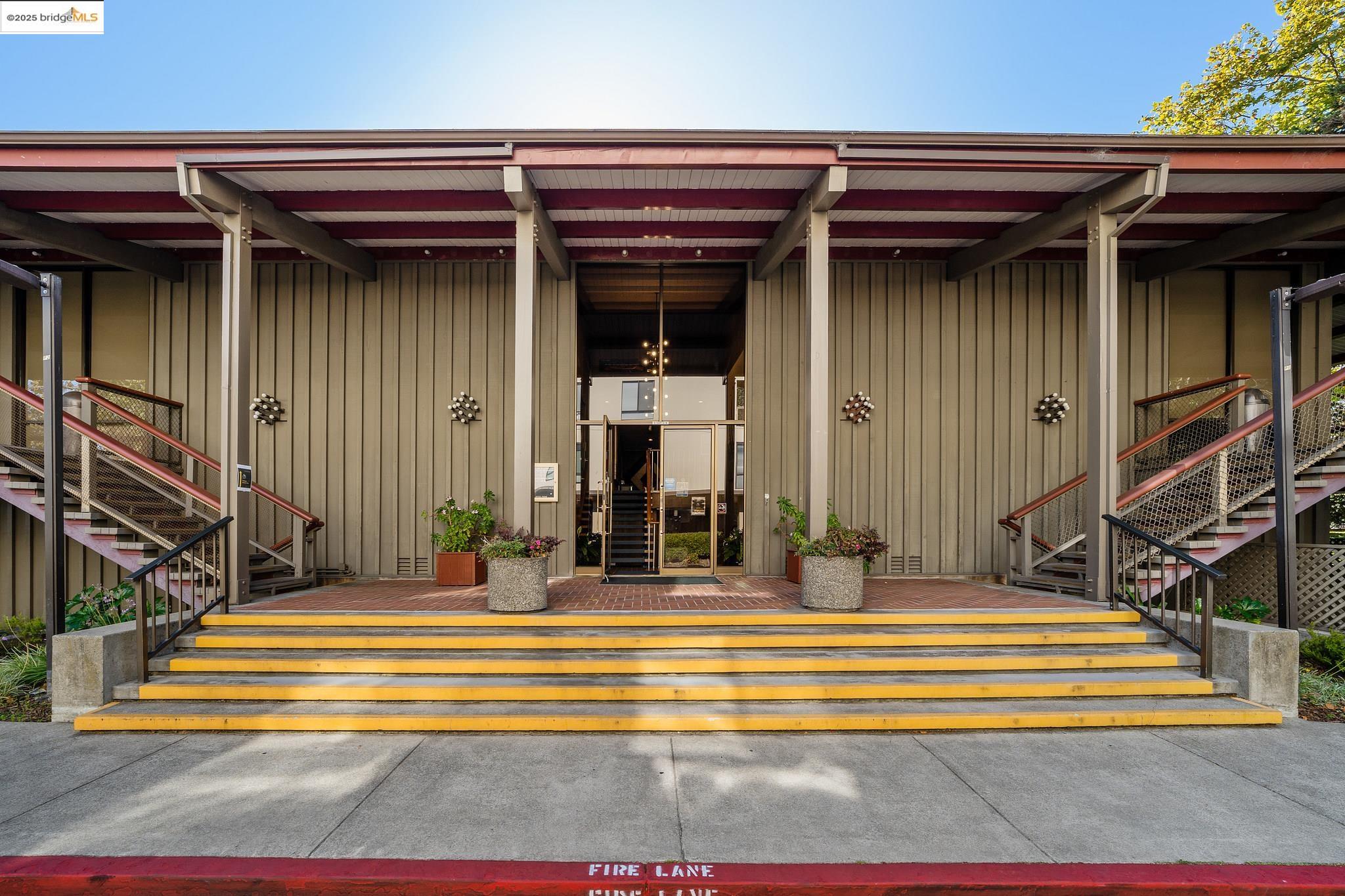 9 Commodore Drive # A404