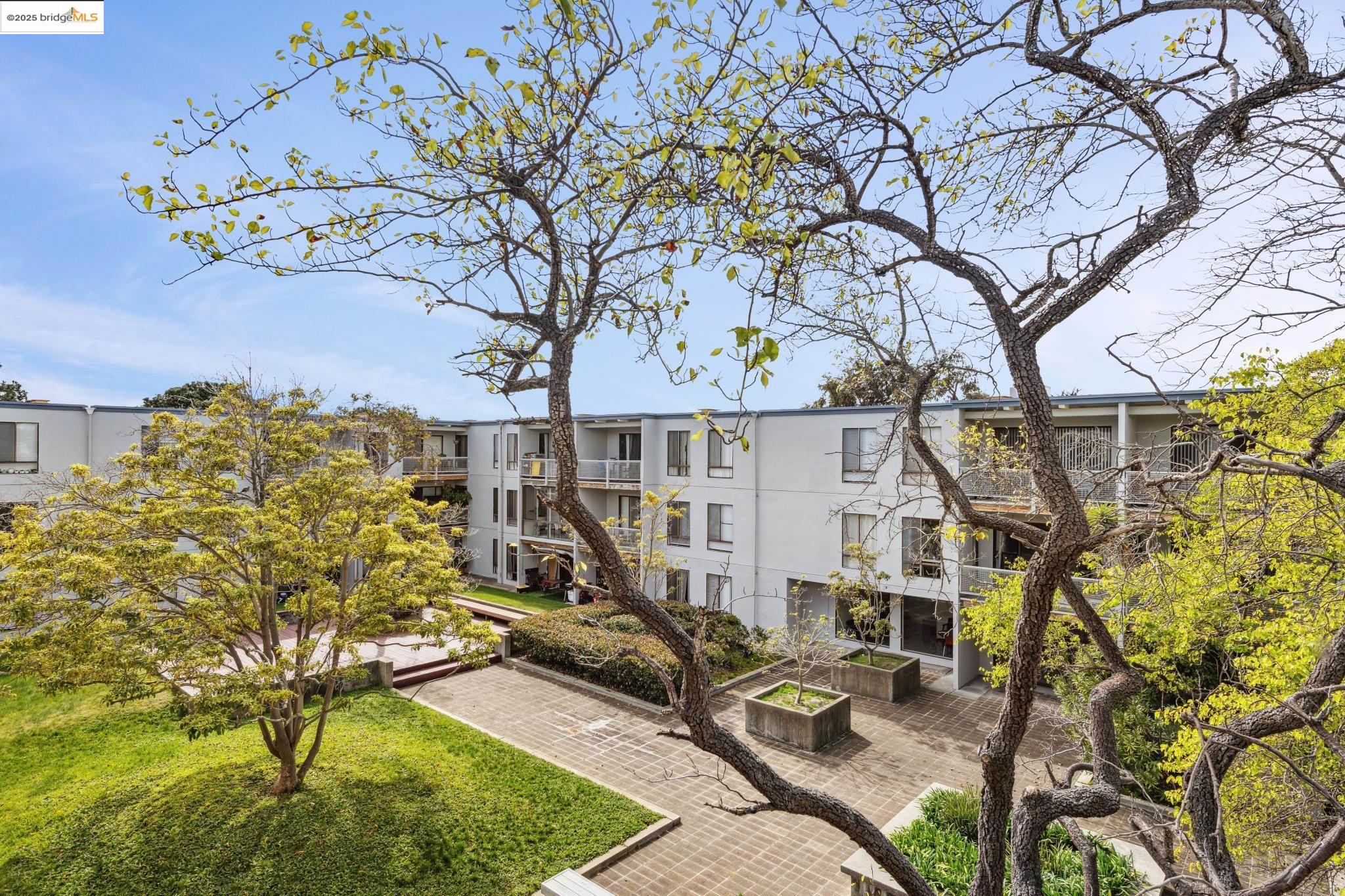 9 Commodore Drive # A404