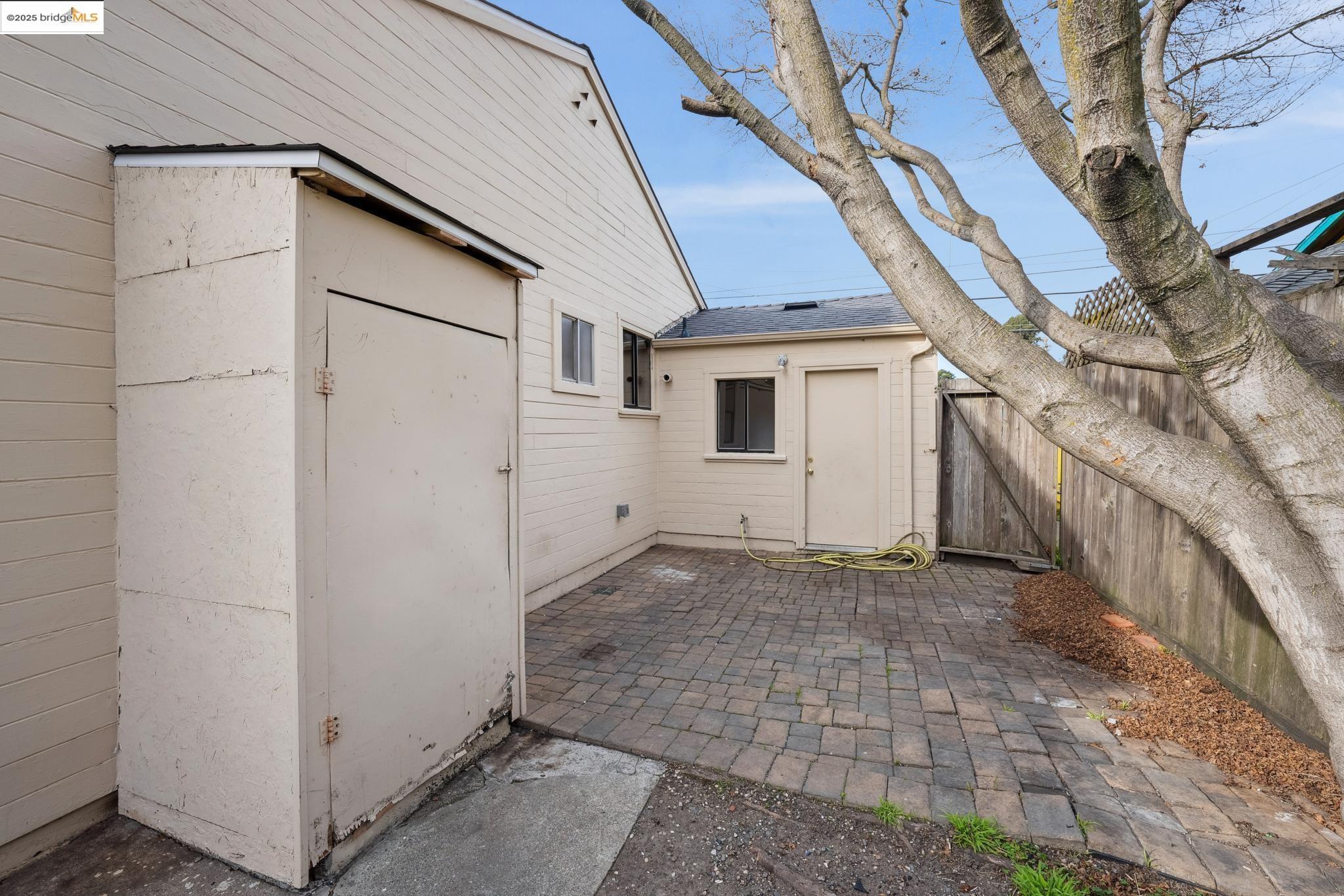 5528 Solano Ave