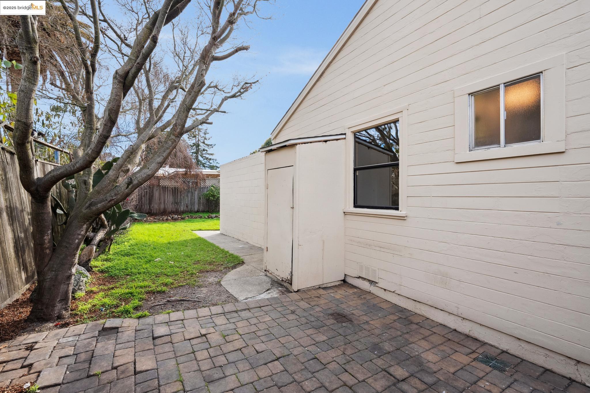 5528 Solano Ave