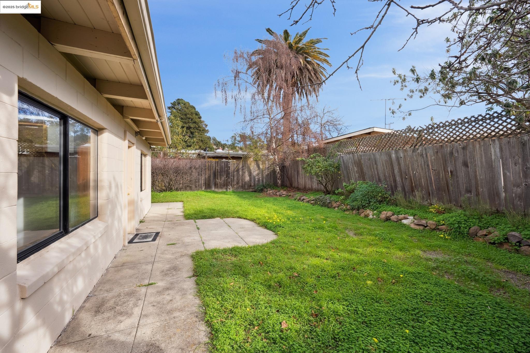 5528 Solano Ave