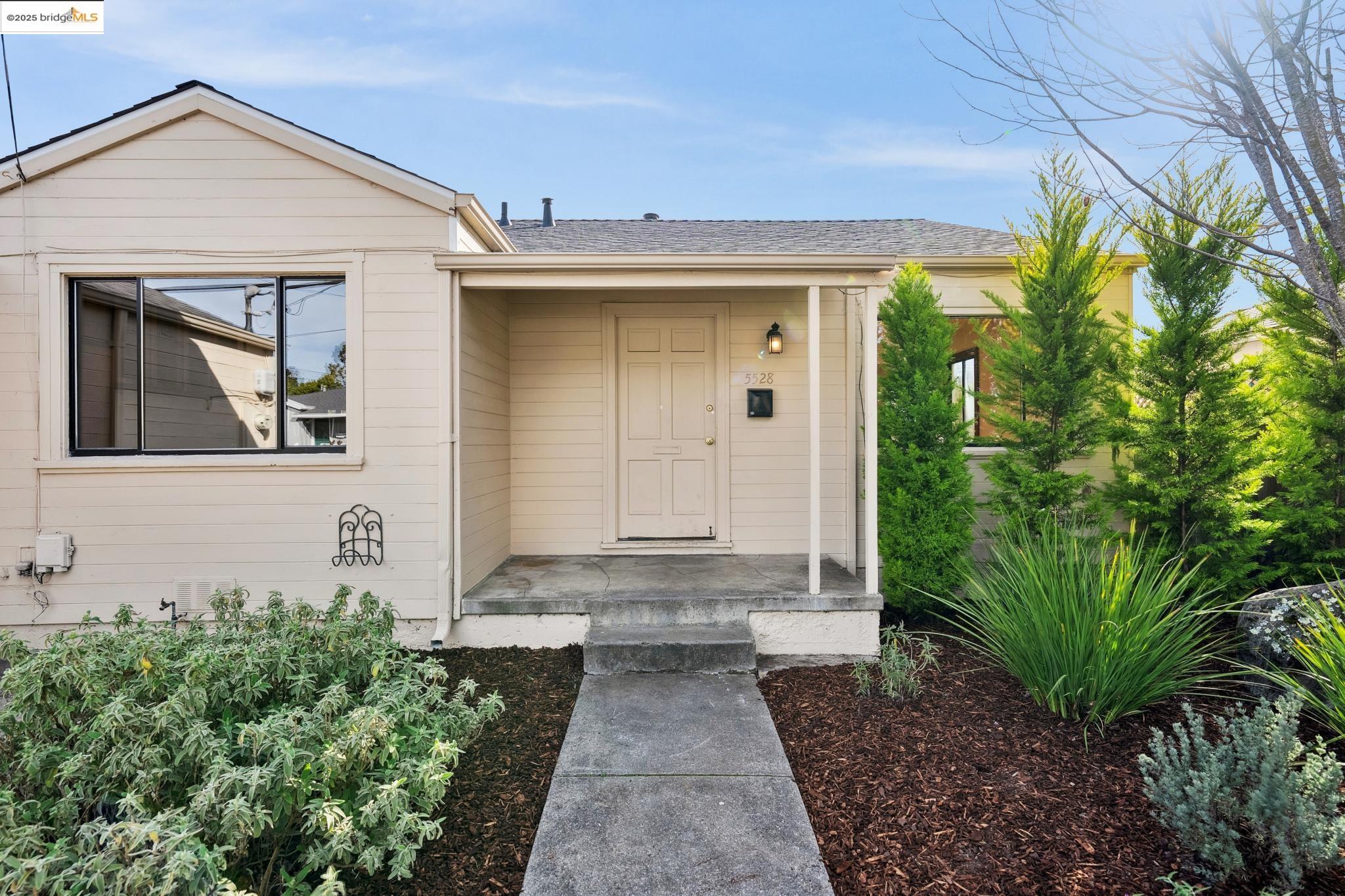5528 Solano Ave