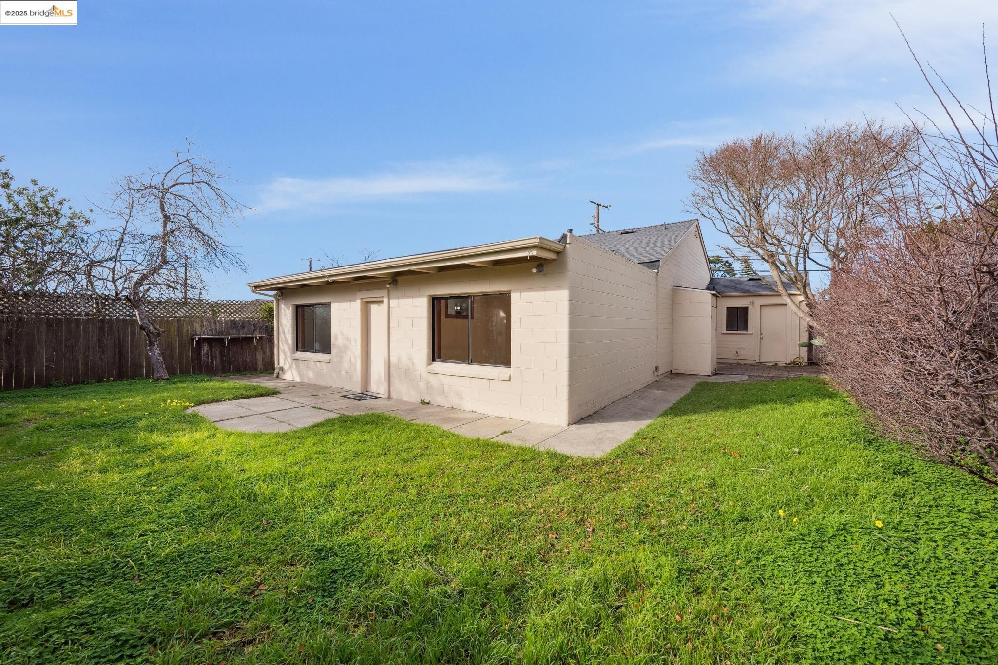 5528 Solano Ave