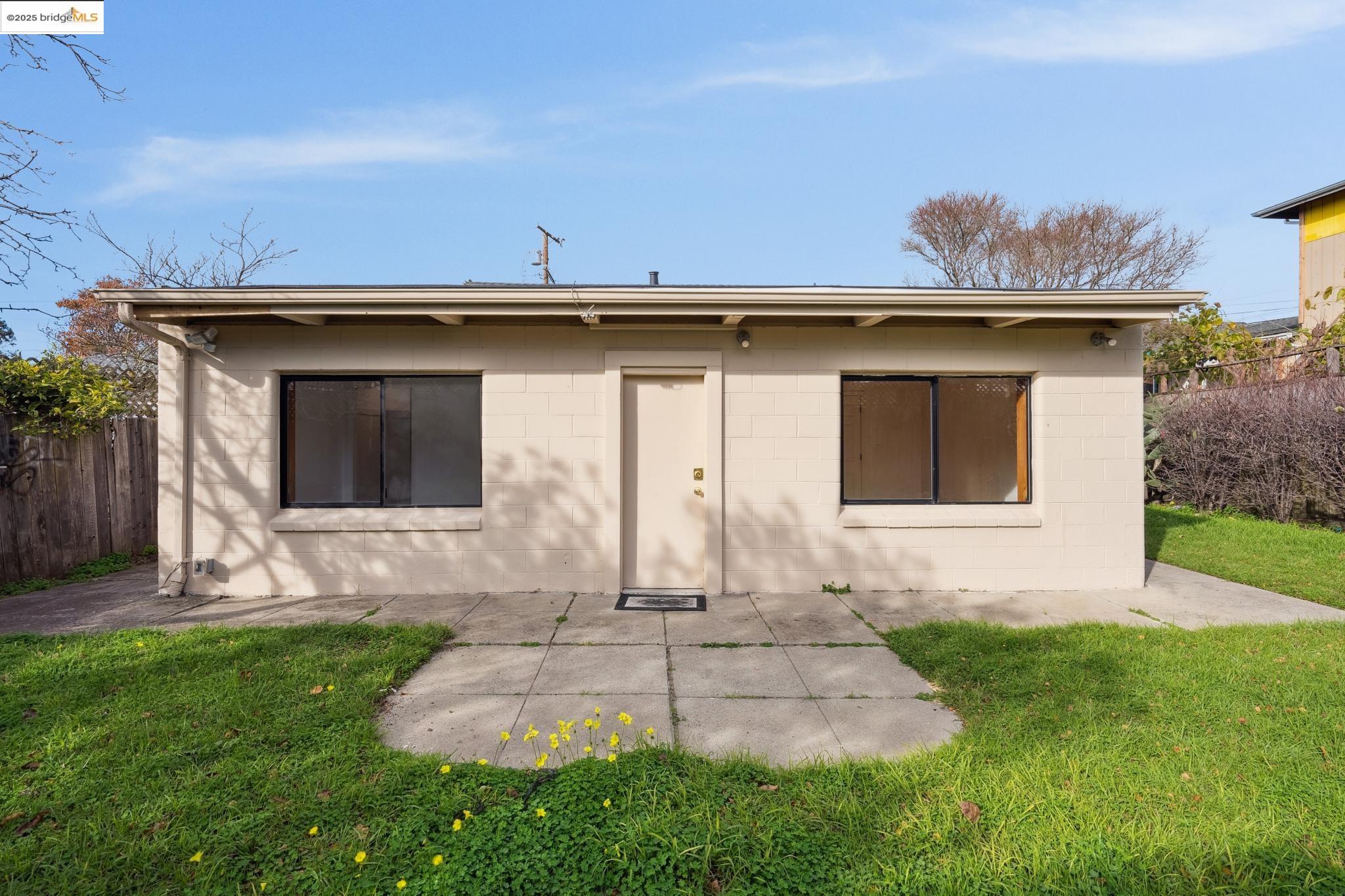 5528 Solano Ave