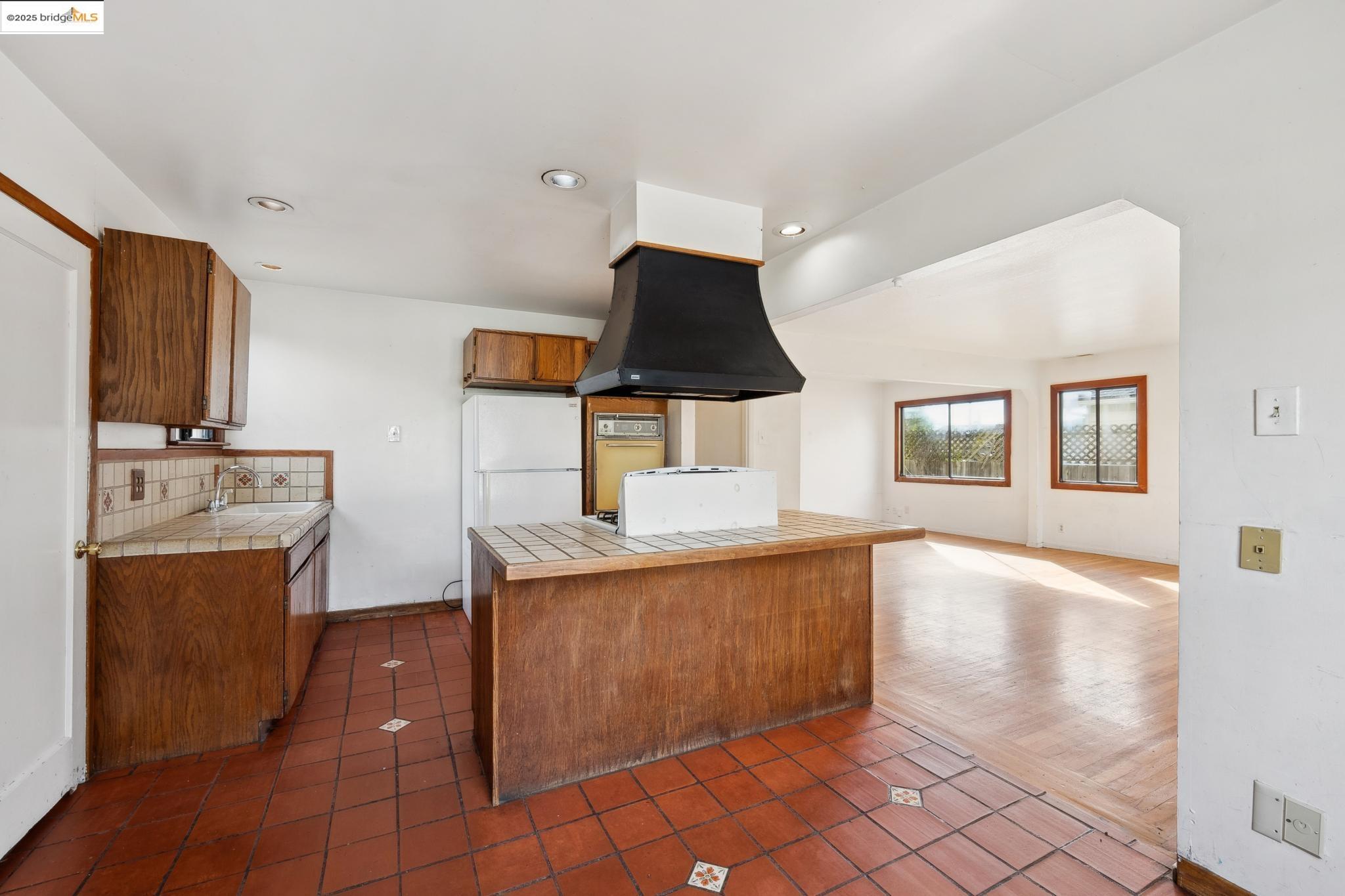 5528 Solano Ave