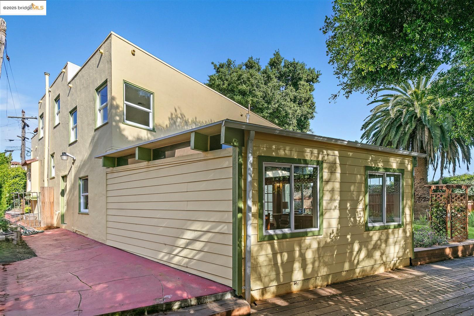 2493 Cordova St