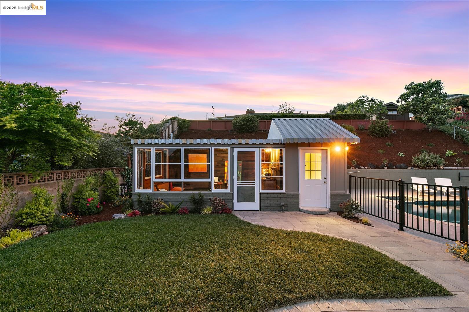 2573 Lakeview Dr