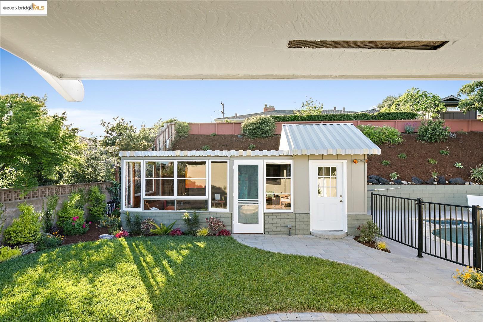 2573 Lakeview Dr