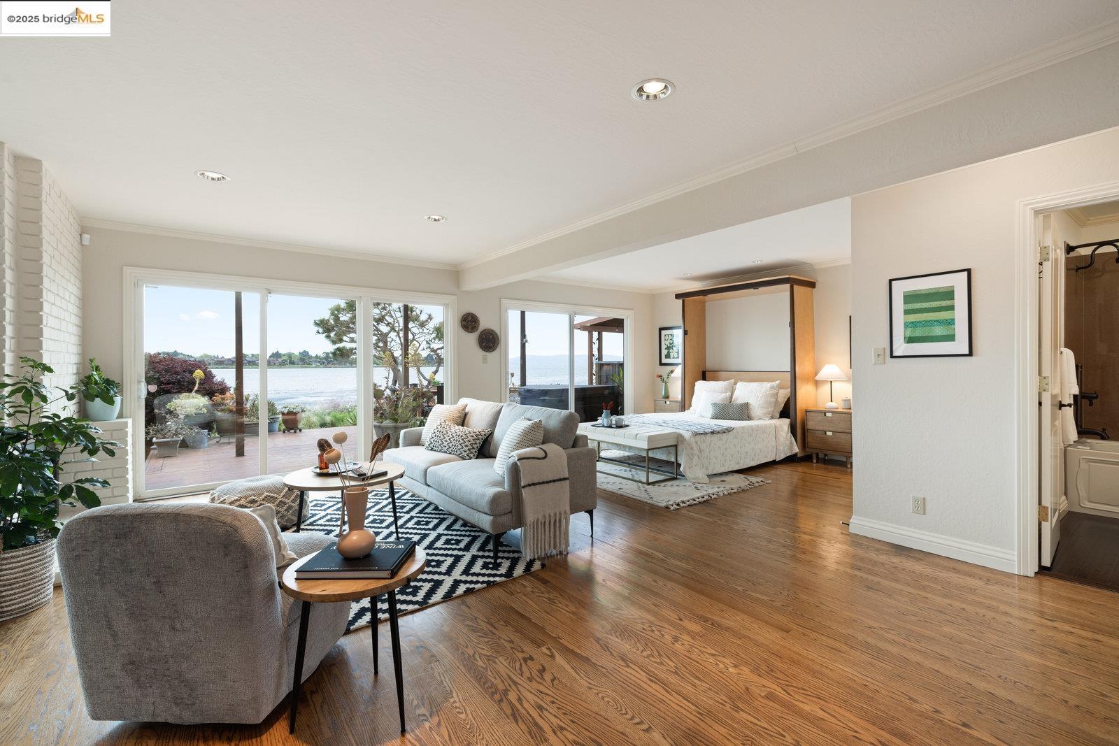 2702 Bayview Dr