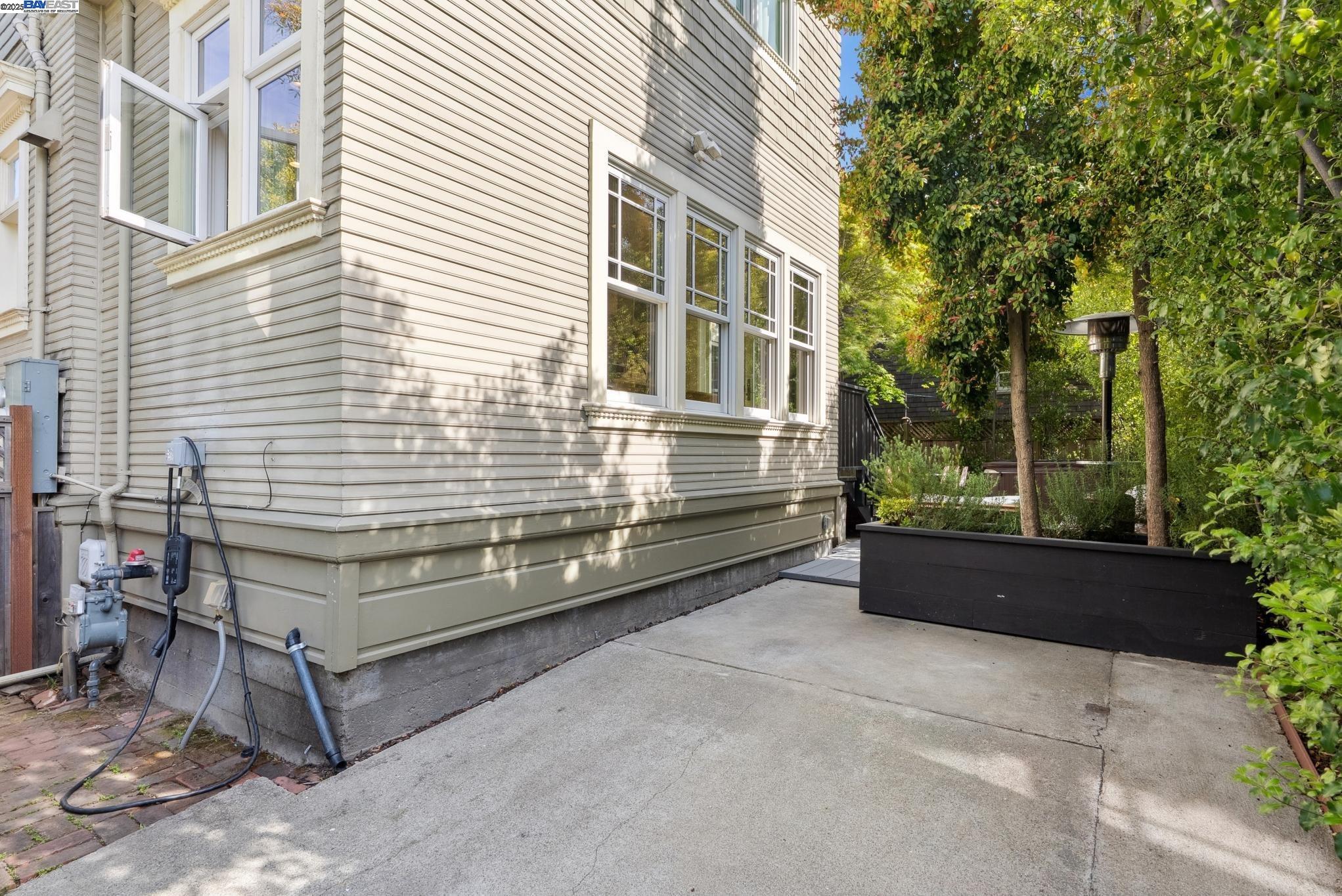 1325 Saint Charles St