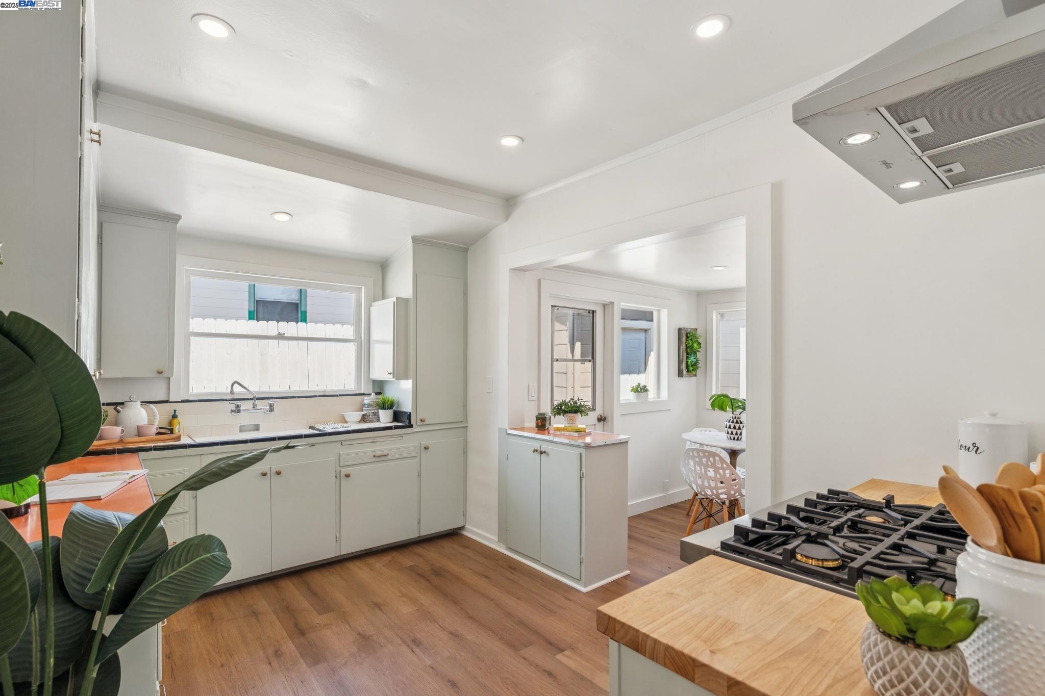 4712 TOMPKINS AVENUE