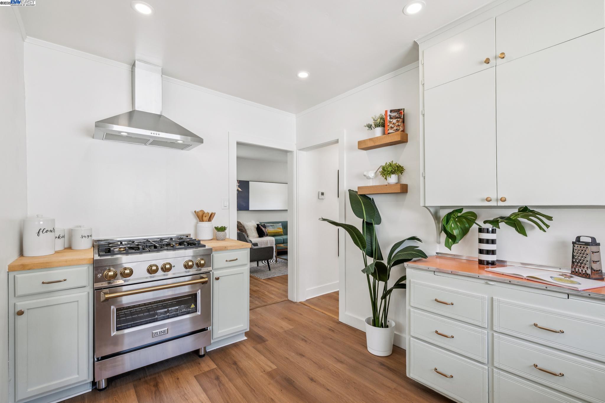 4712 TOMPKINS AVENUE