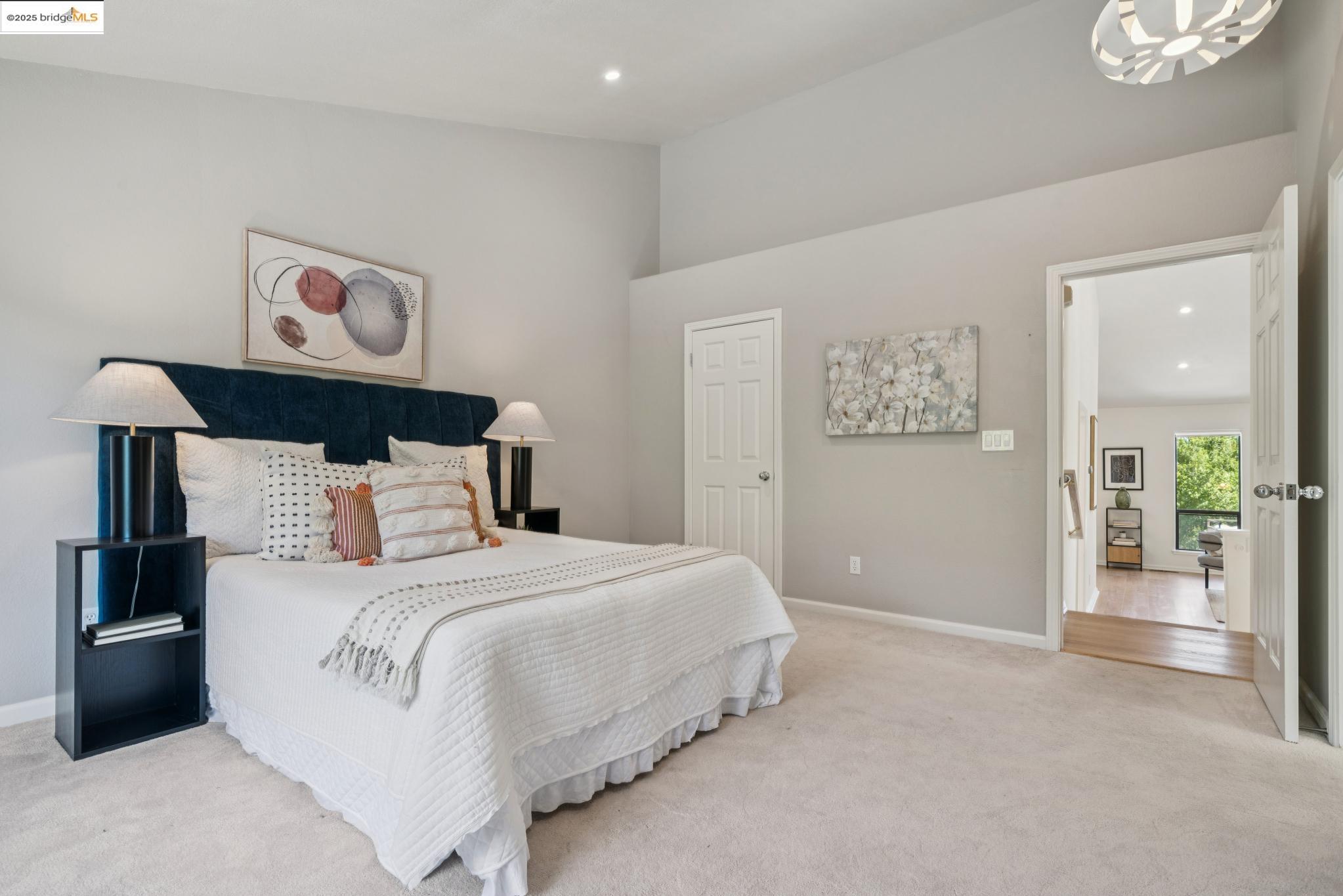 6656 Charing Cross Rd