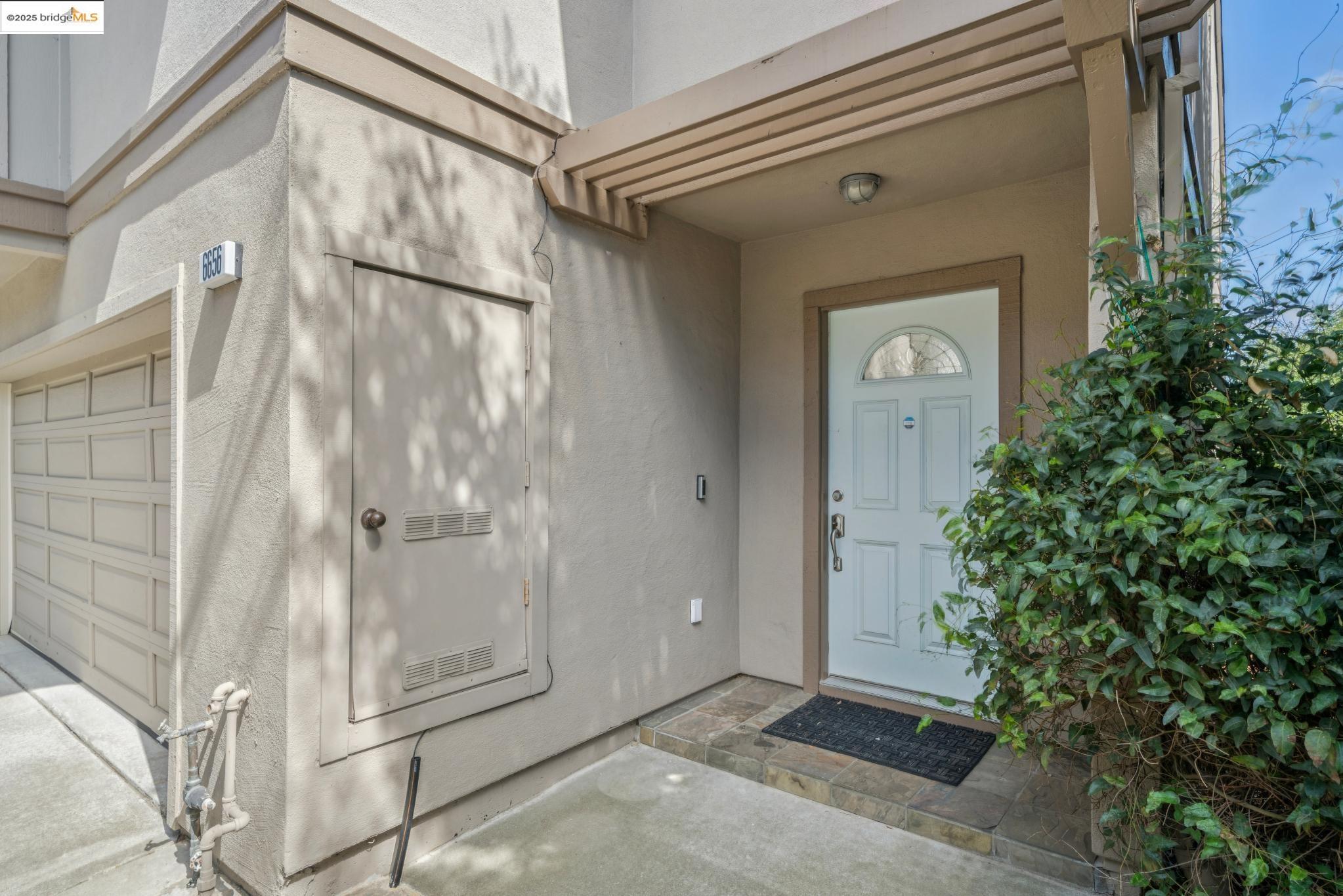 6656 Charing Cross Rd