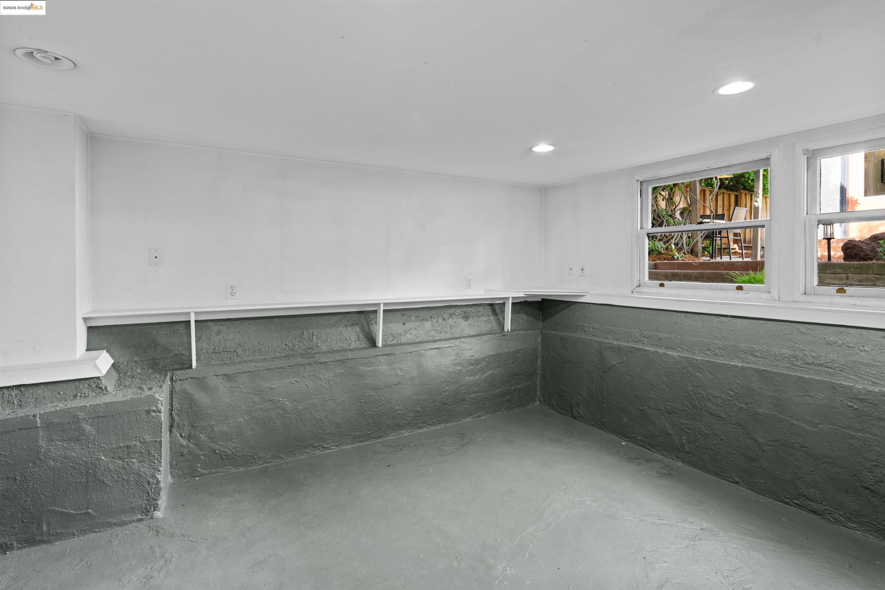 1067 Neilson St