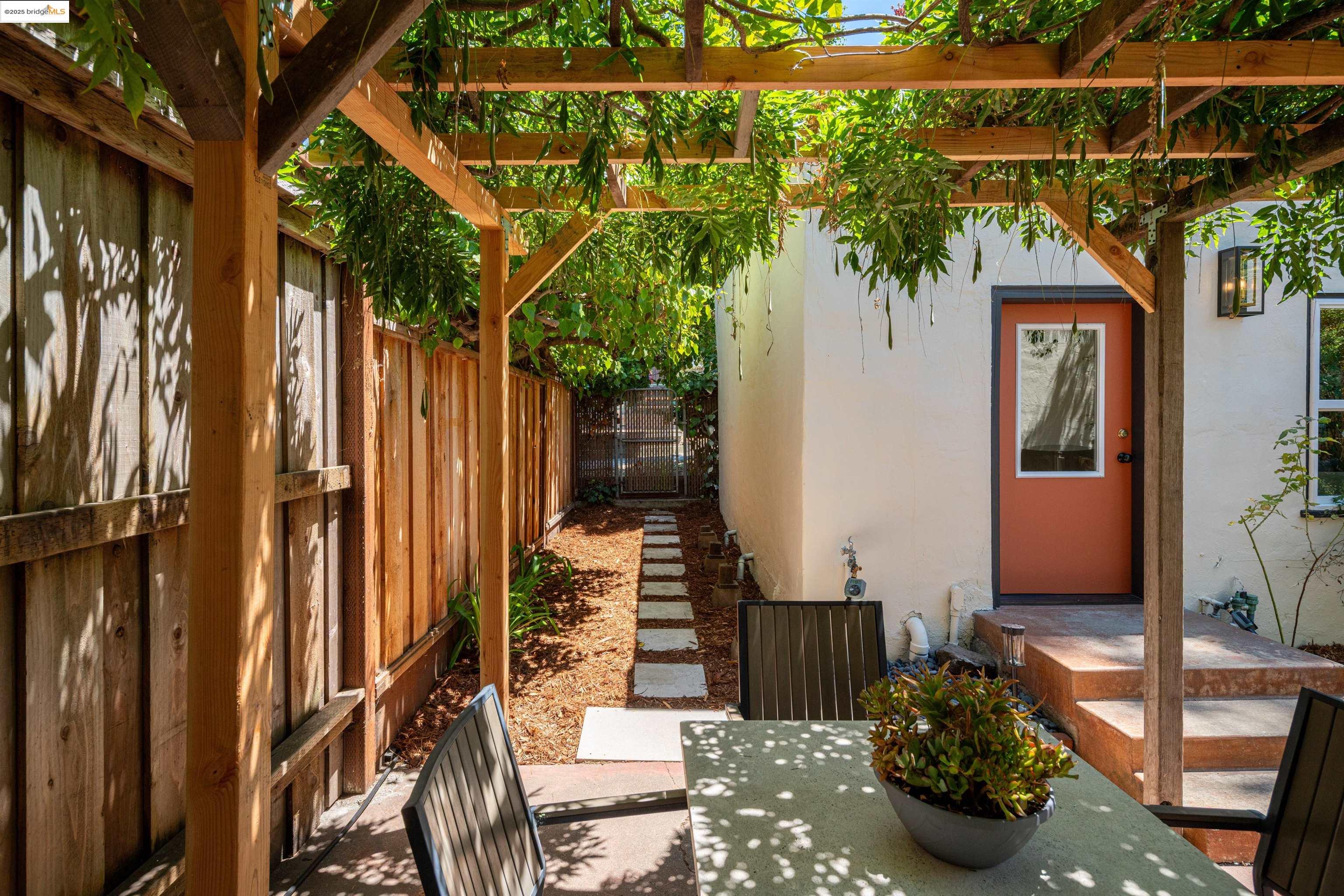 1067 Neilson St