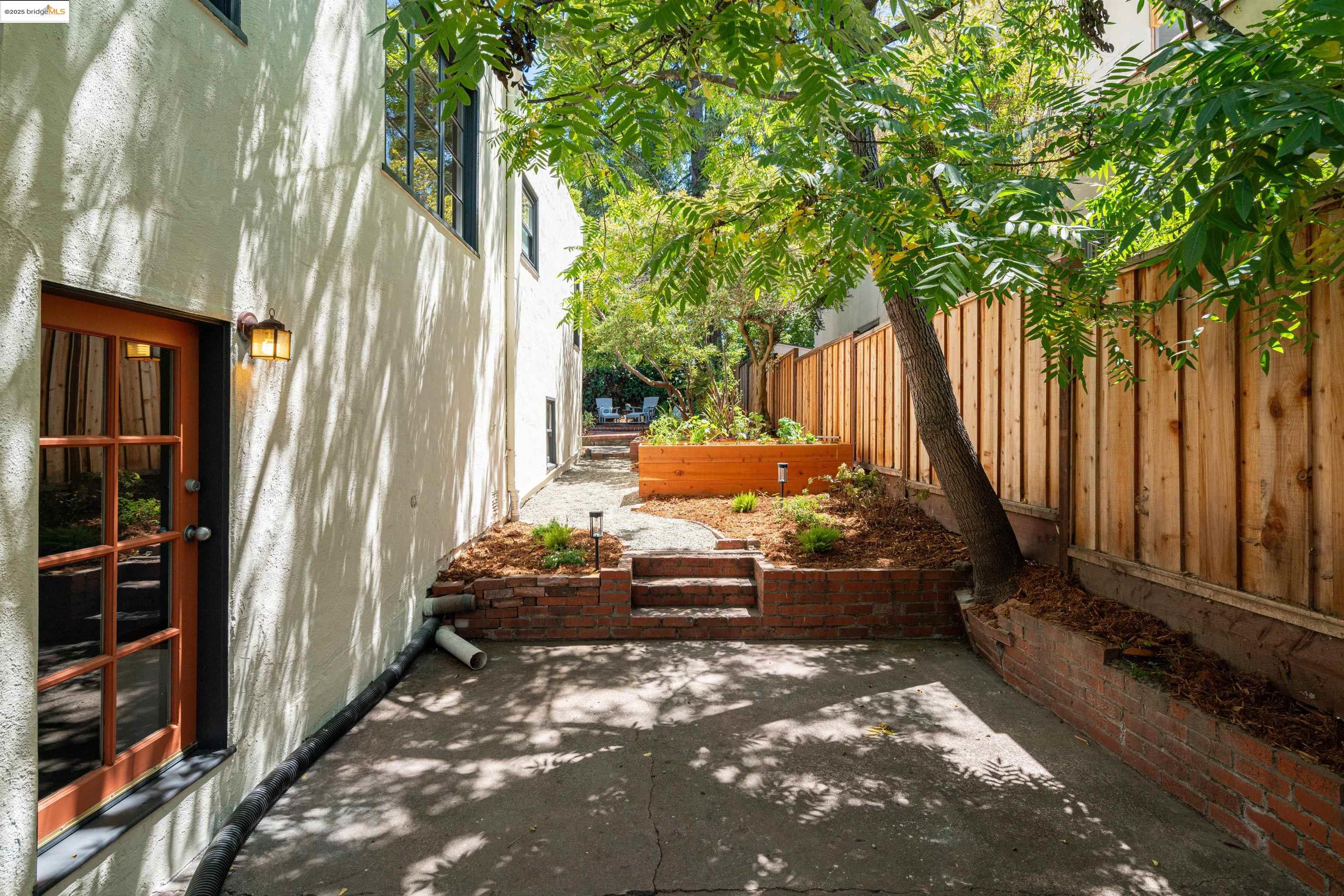 1067 Neilson St