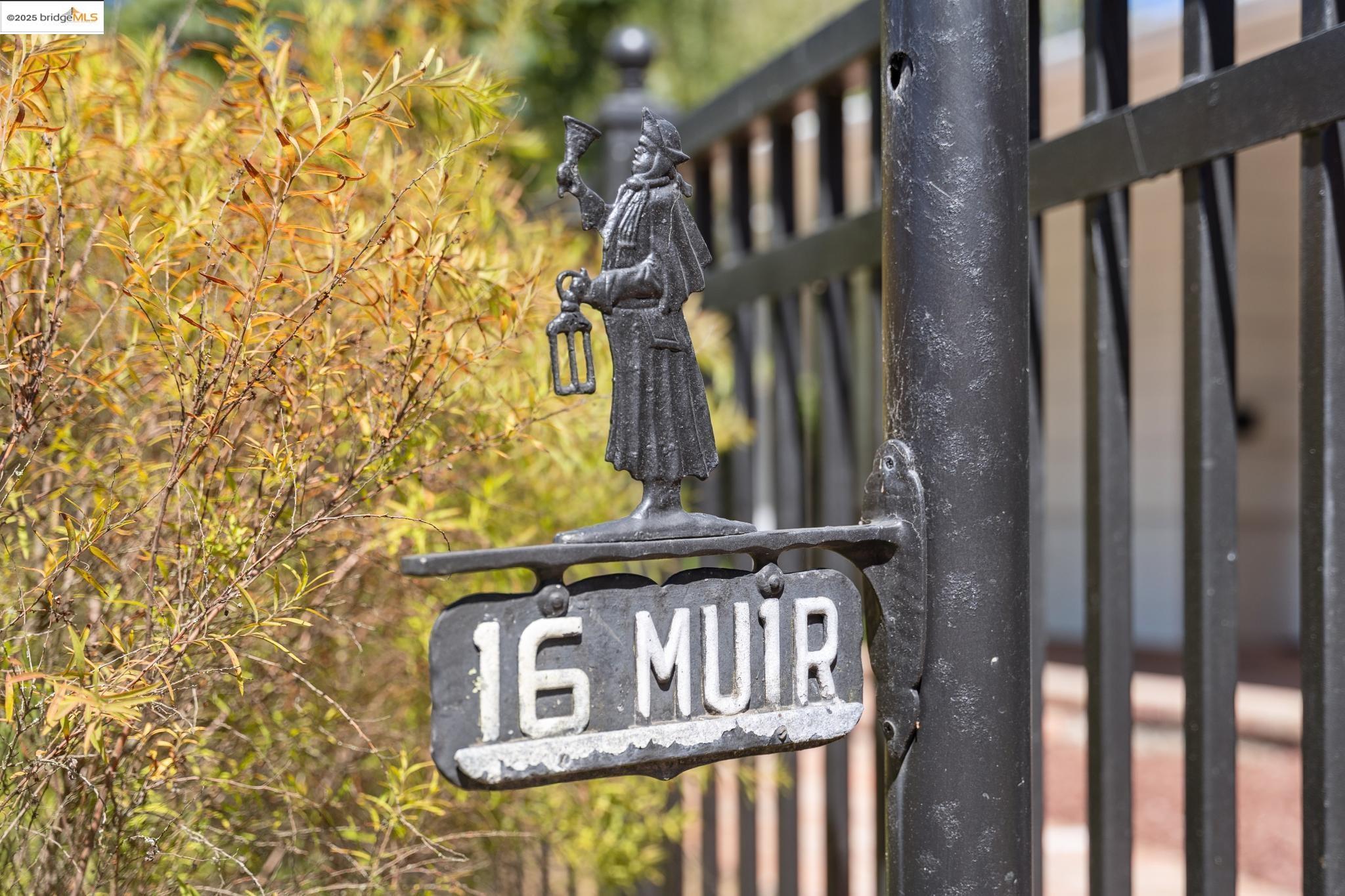 16 Muir Way