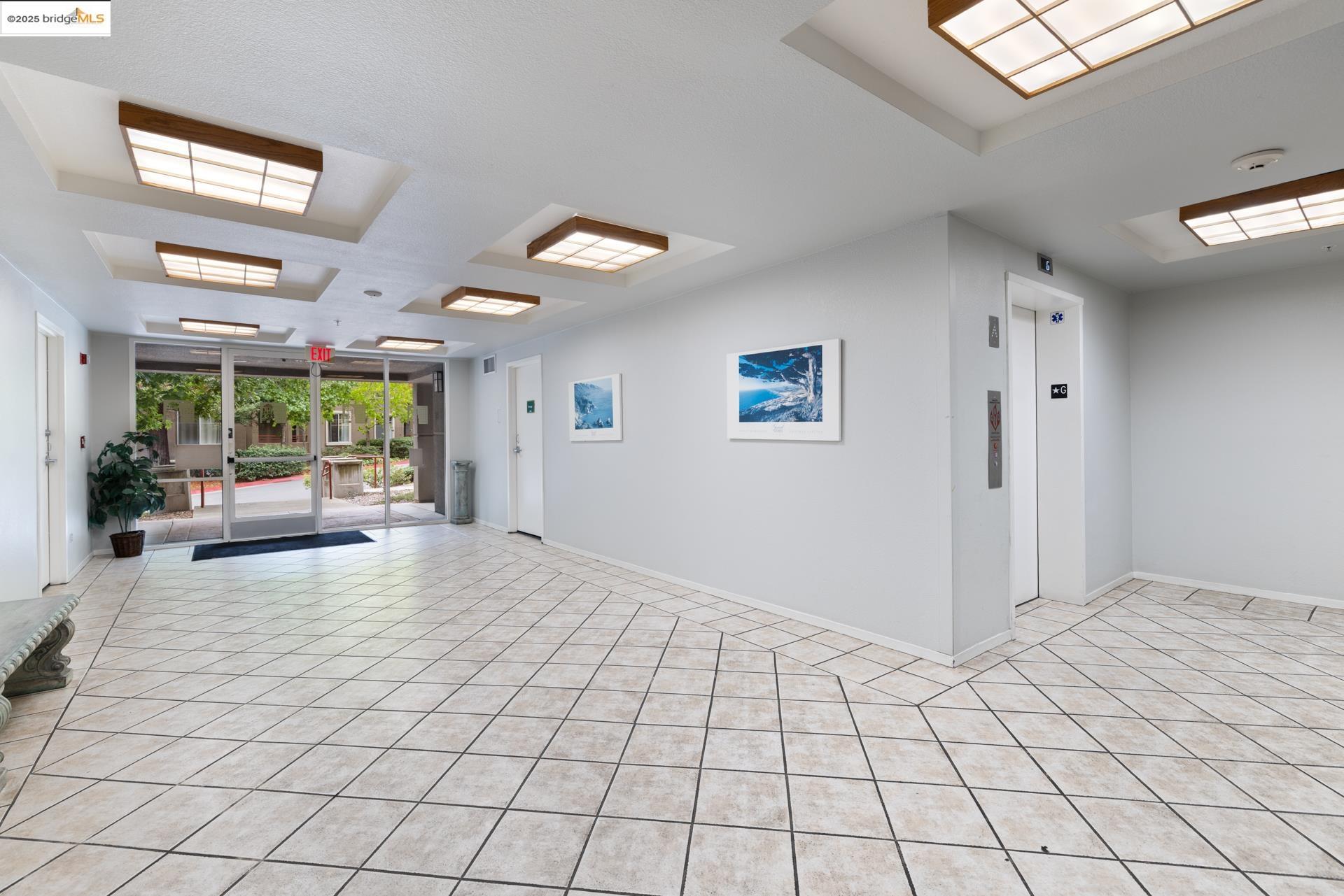 240 Caldecott Ln # 208