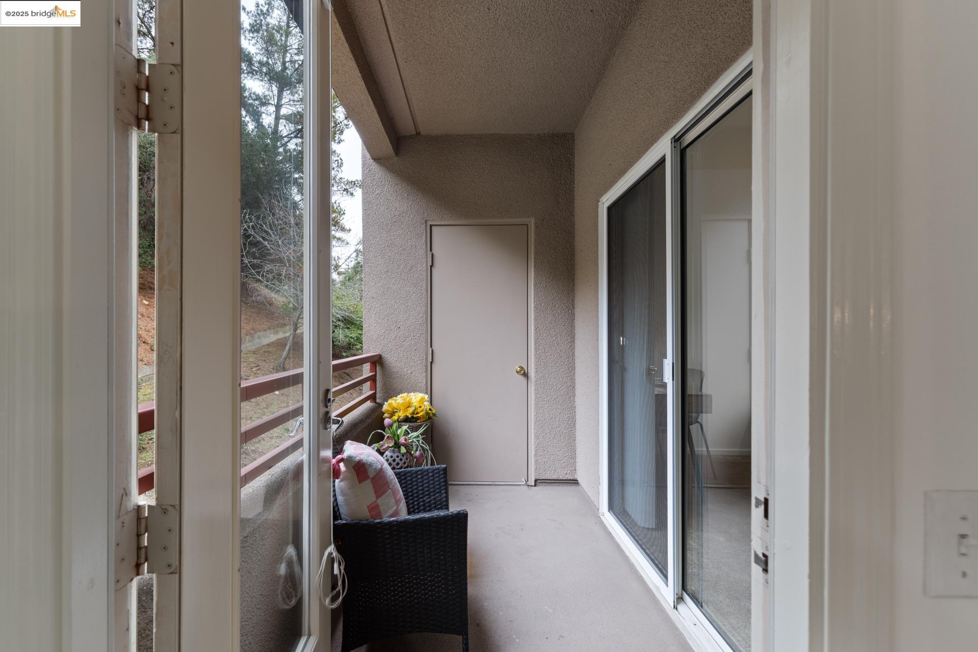 240 Caldecott Ln # 208