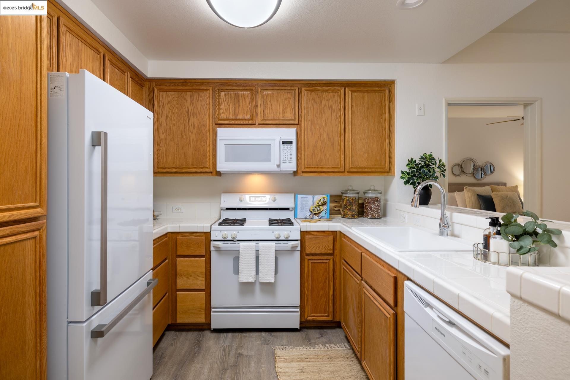 240 Caldecott Ln # 208