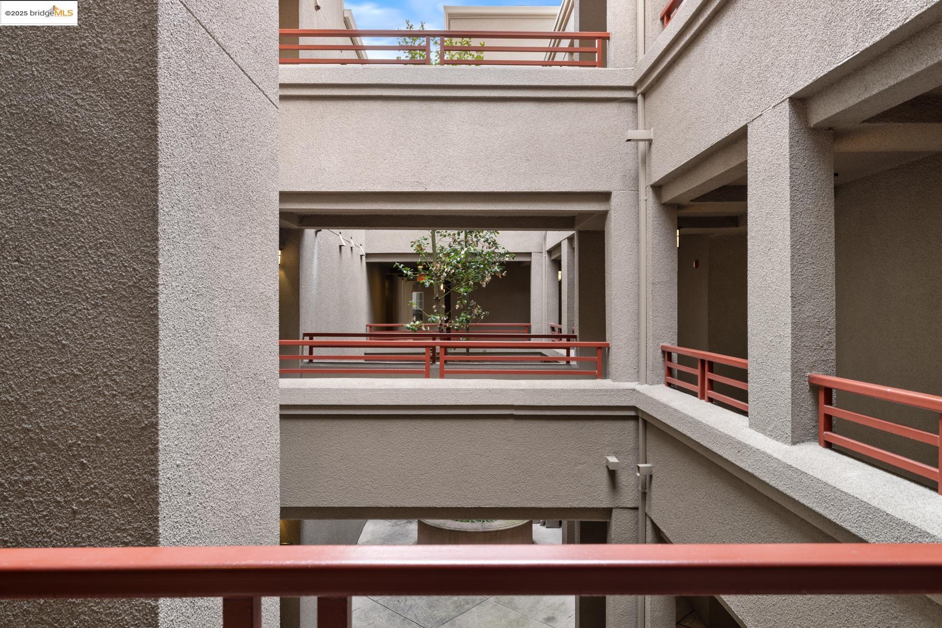 240 Caldecott Ln # 208