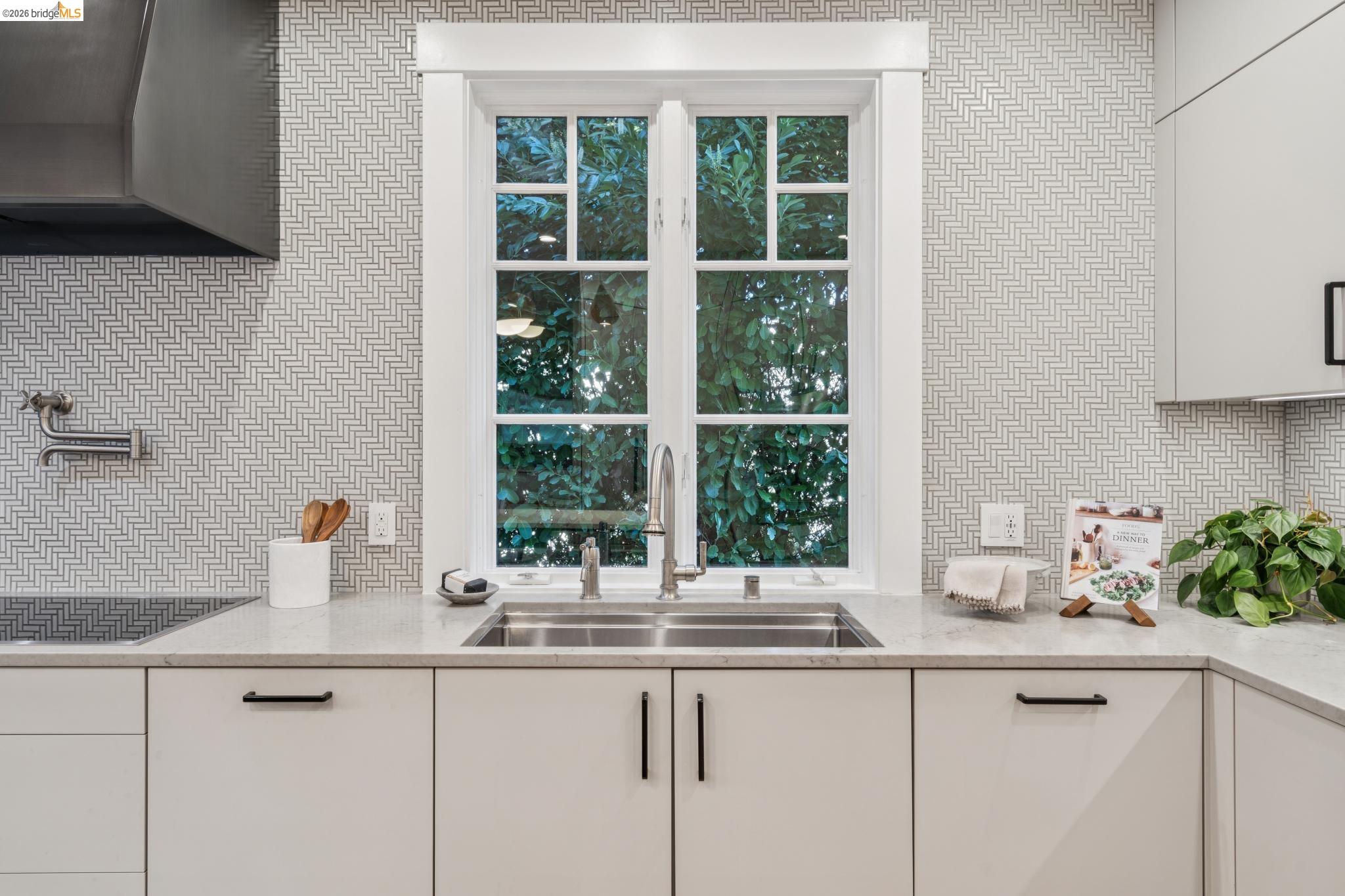 5416 GOLDEN GATE Ave