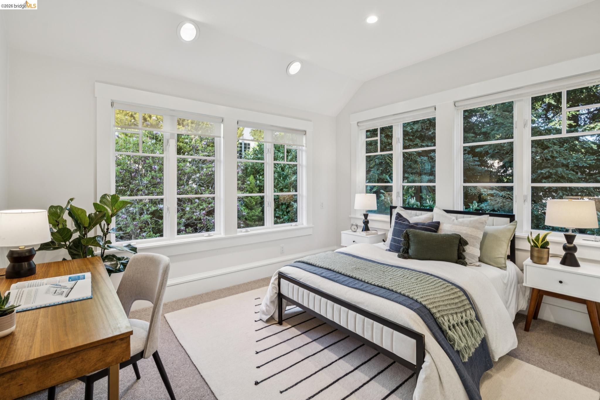 5416 GOLDEN GATE Ave