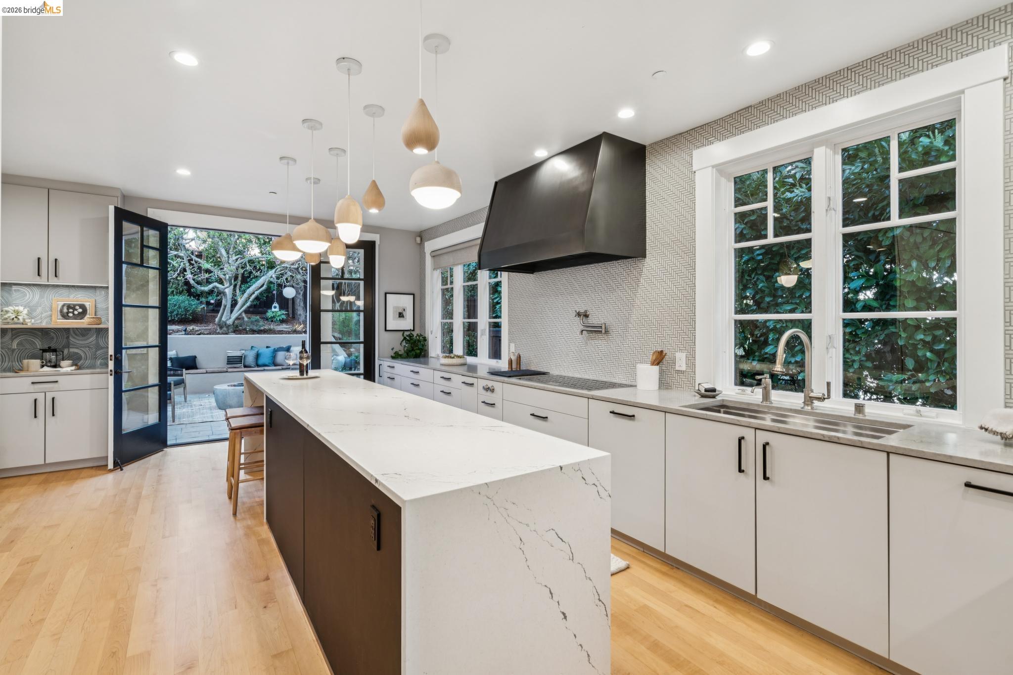 5416 GOLDEN GATE Ave