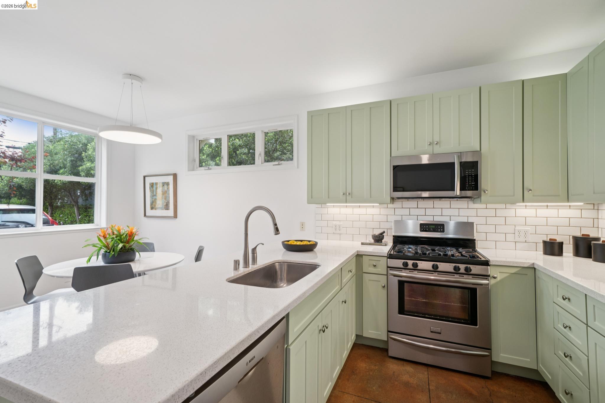 480 42Nd St Unit: E
