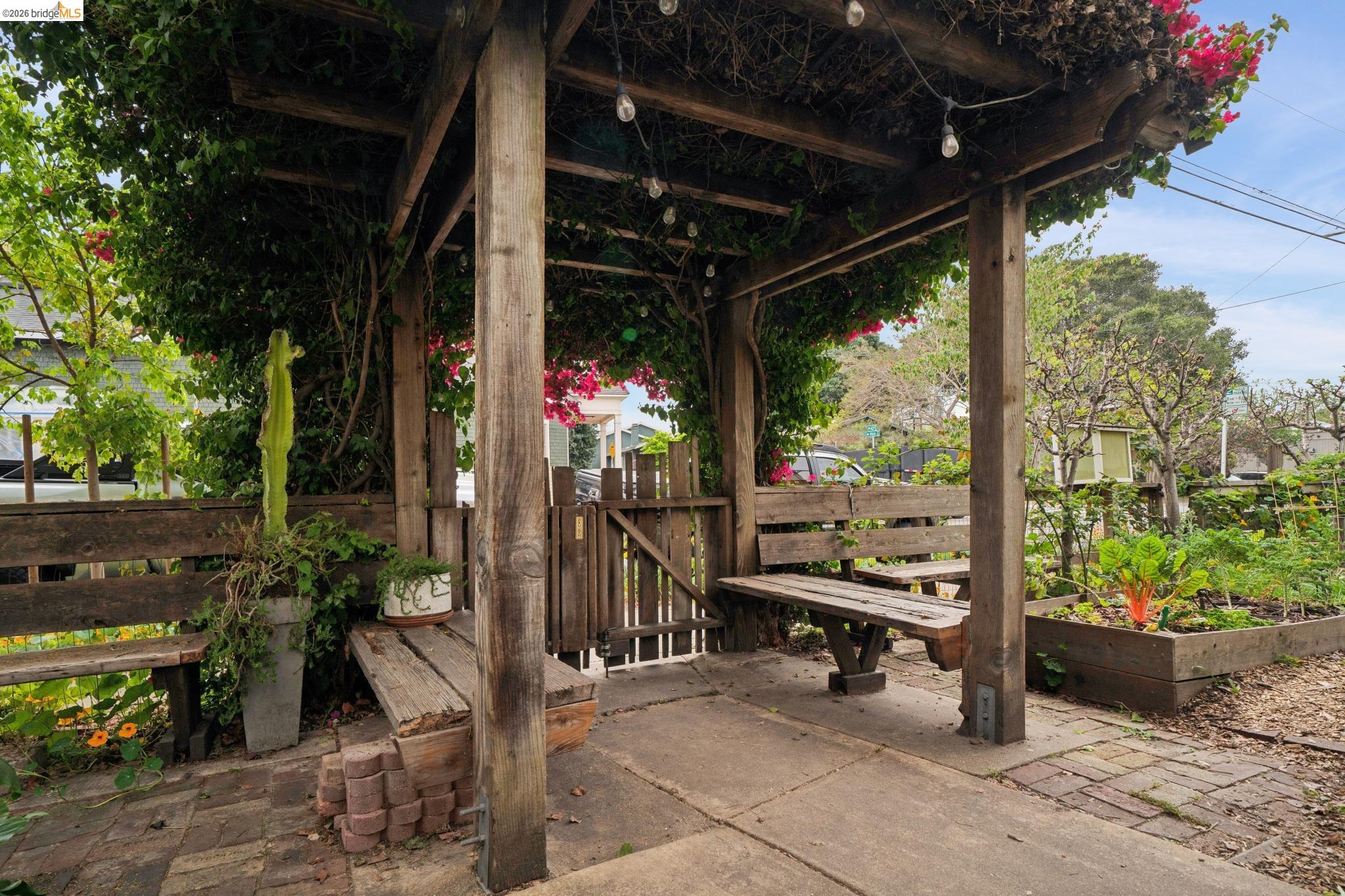 480 42Nd St Unit: E