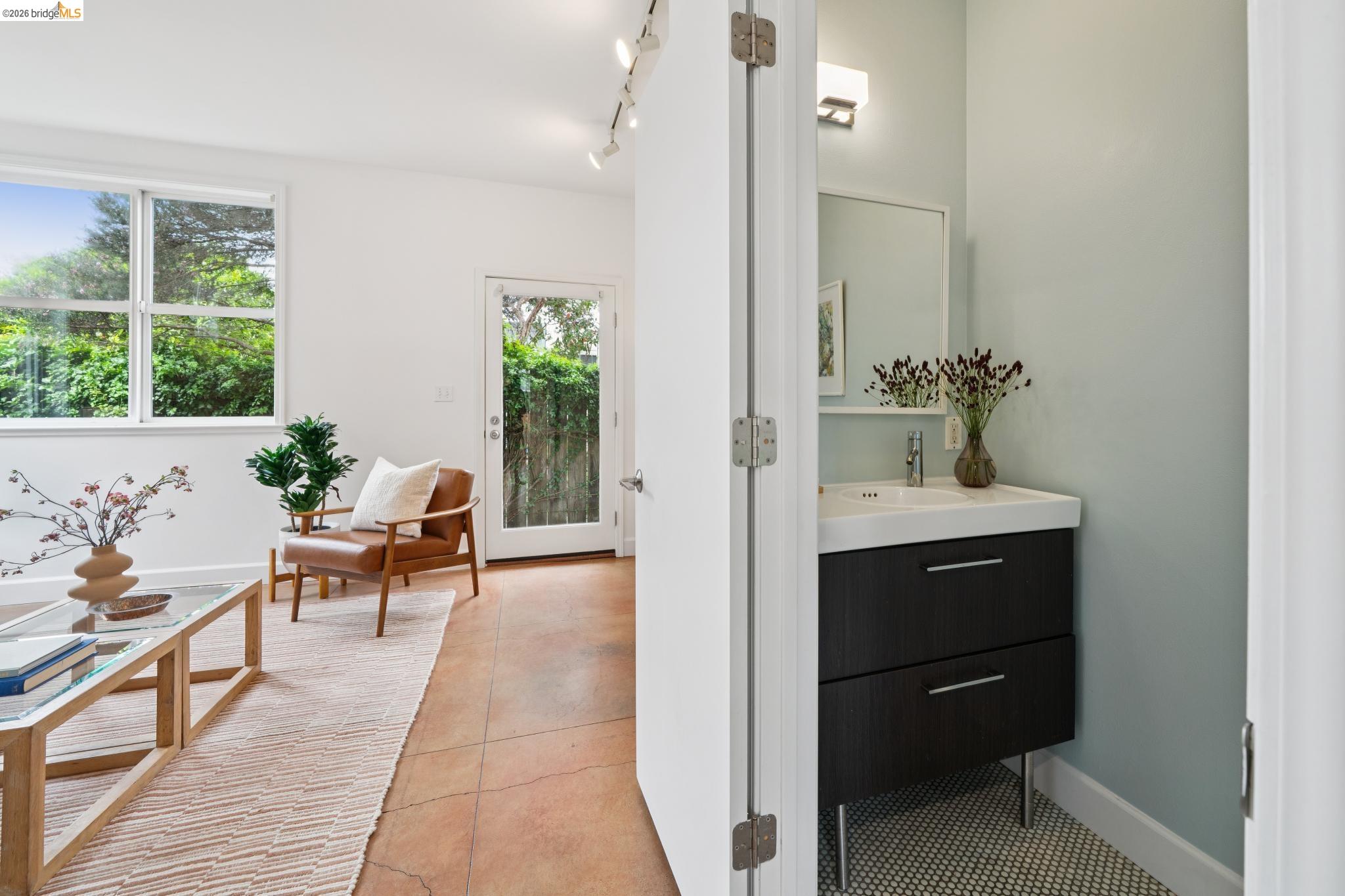 480 42Nd St Unit: E