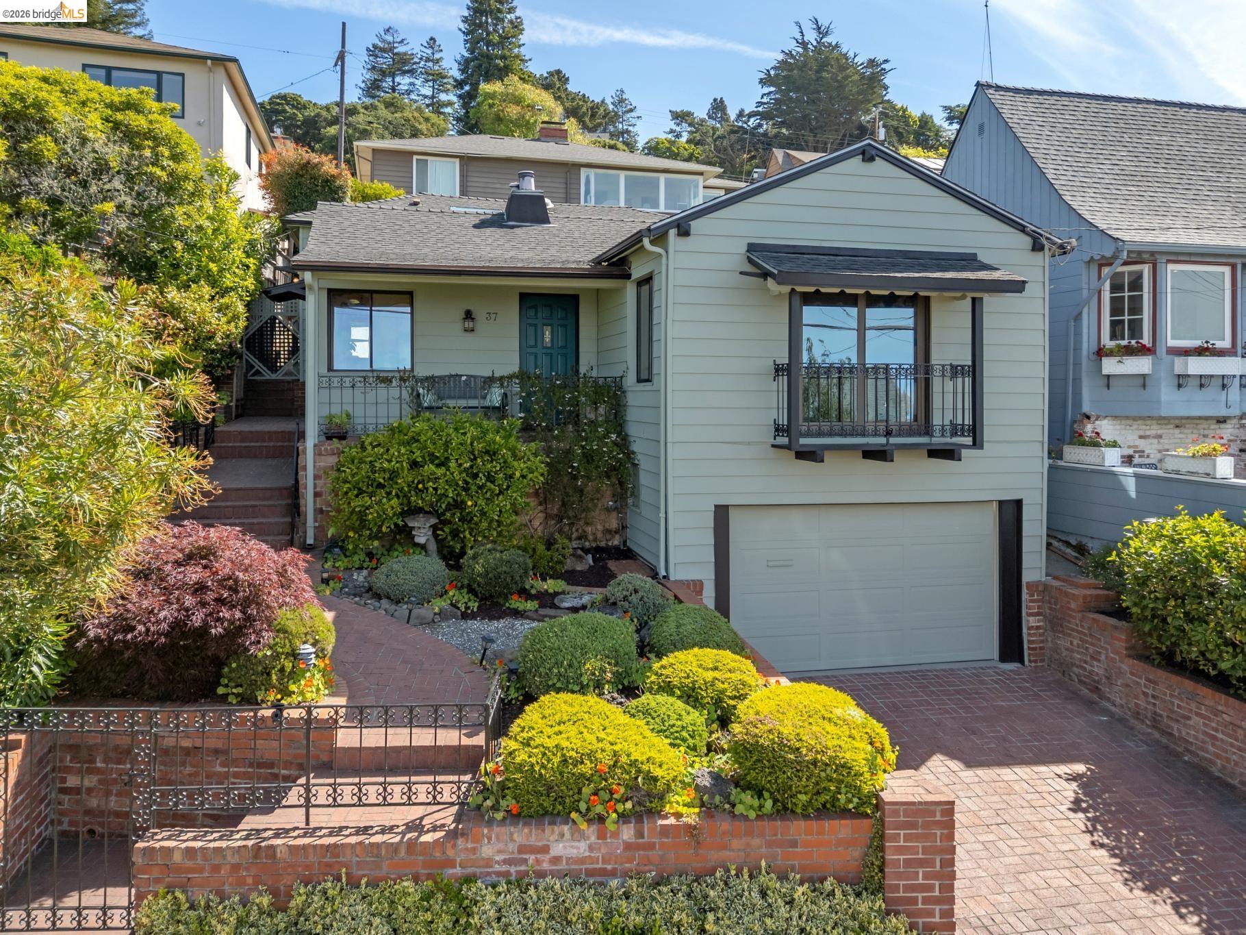 37 Kenyon Ave
