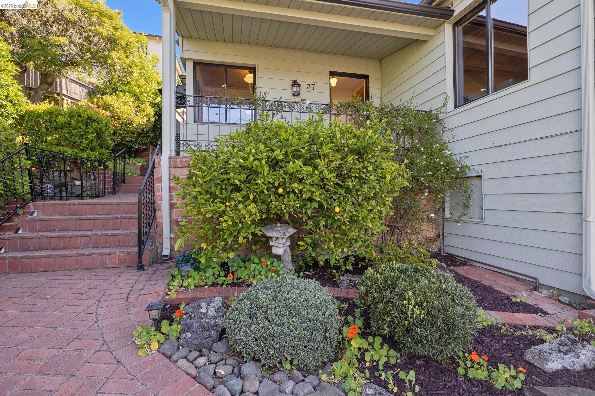 37 Kenyon Ave
