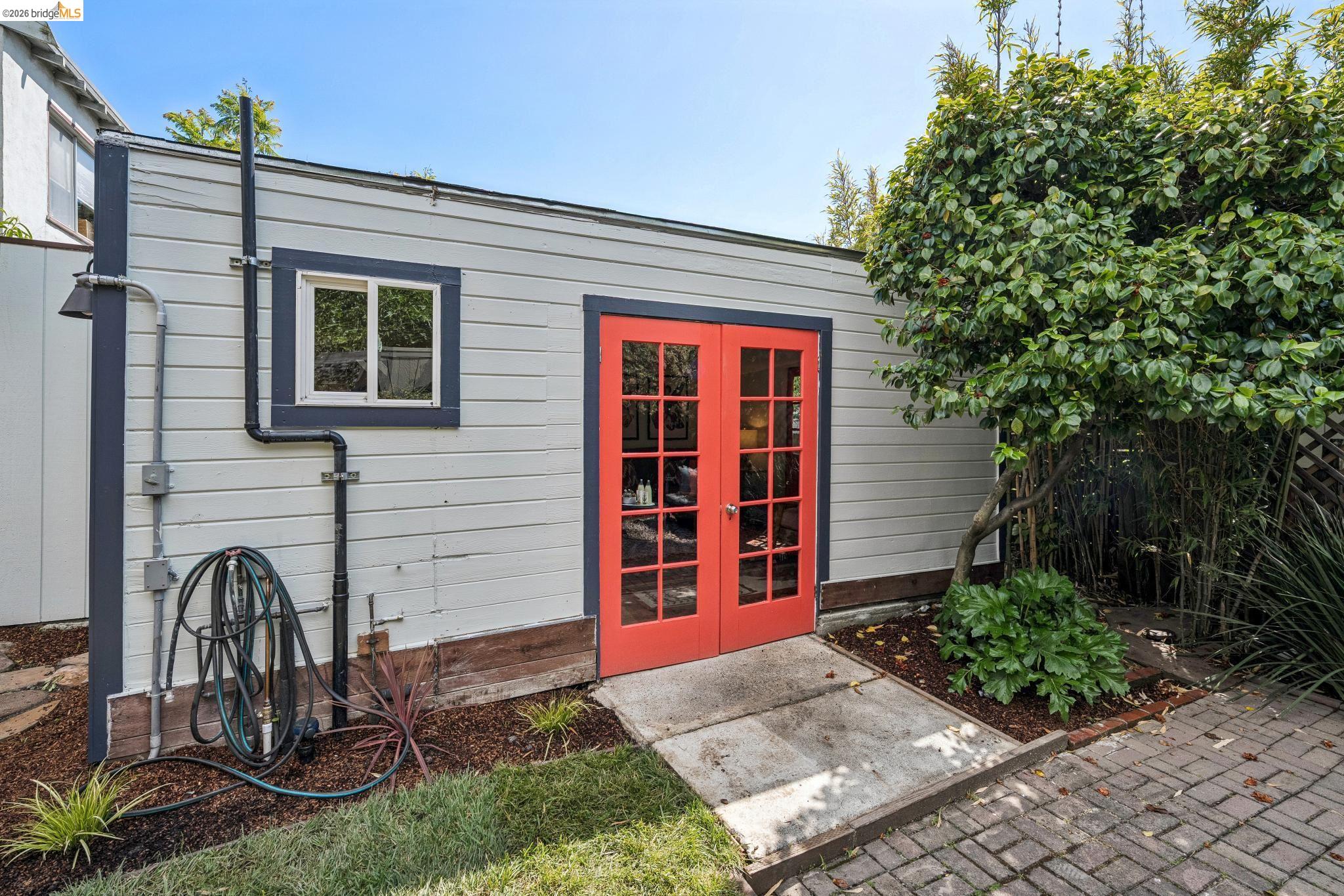 858 Neilson St