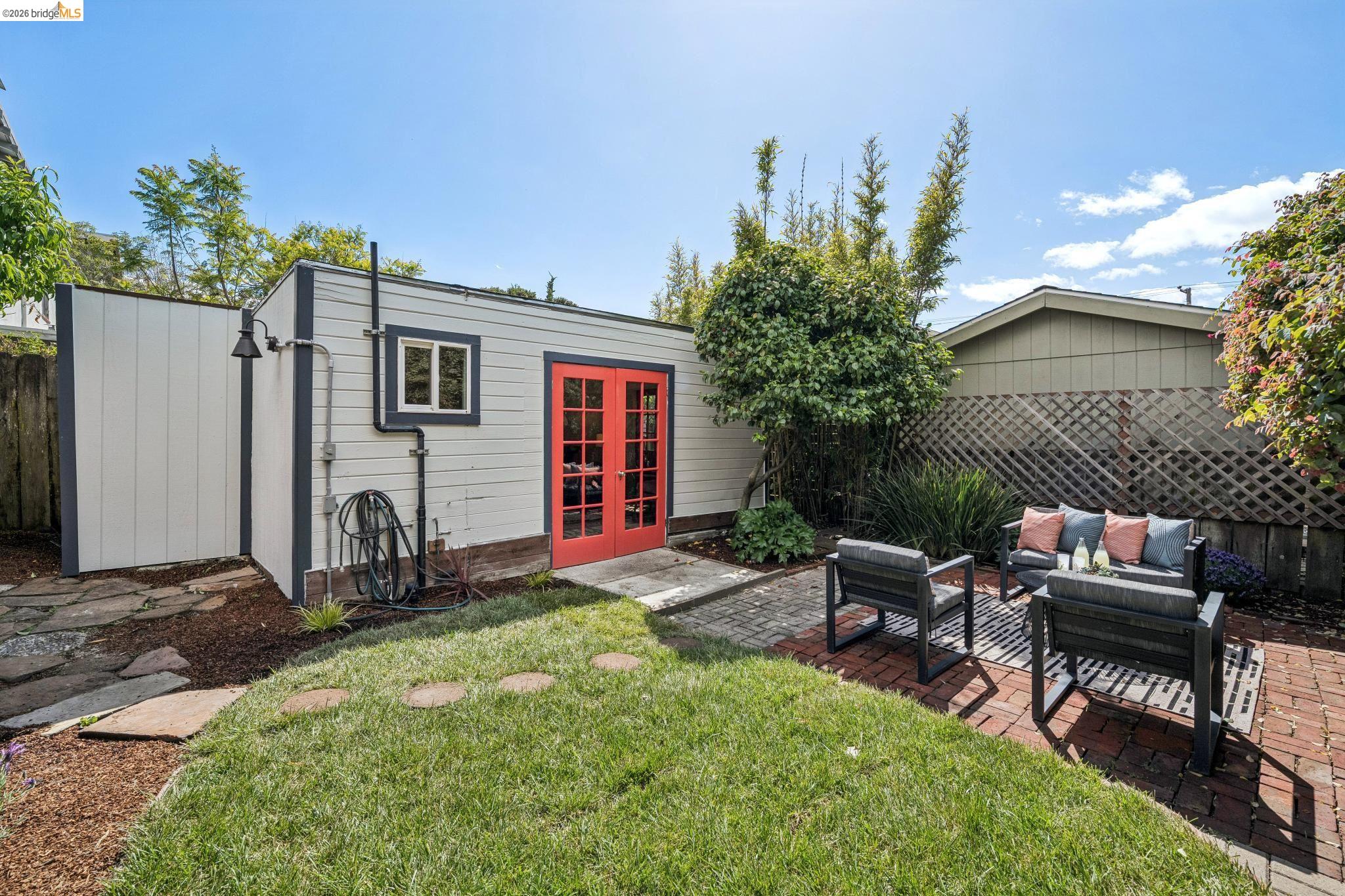858 Neilson St
