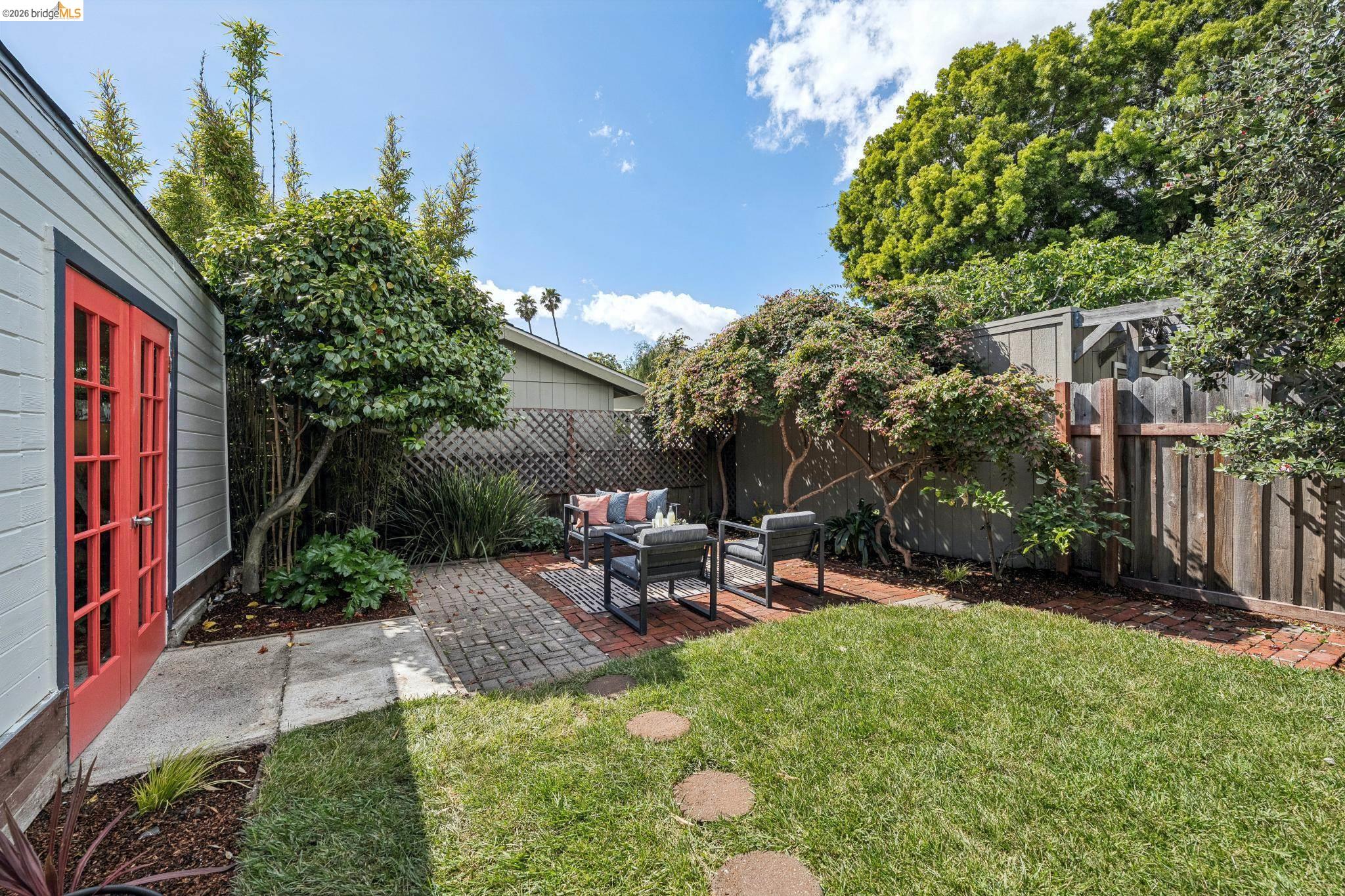 858 Neilson St