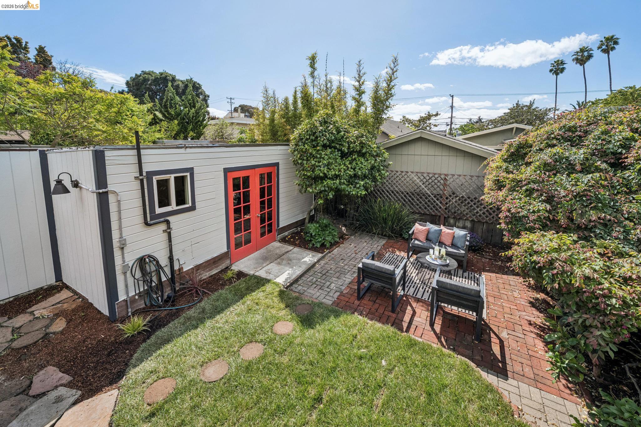 858 Neilson St