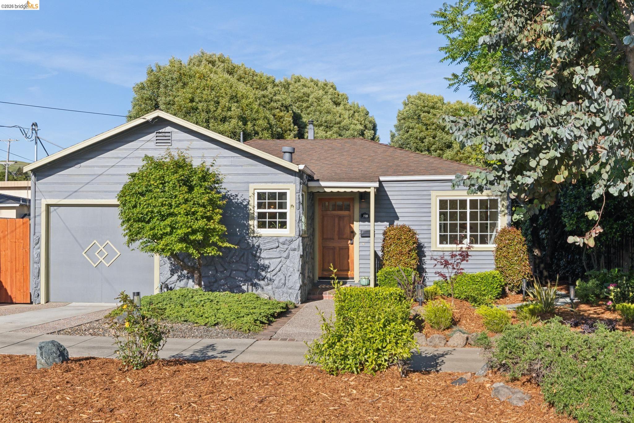 738 Ventura St