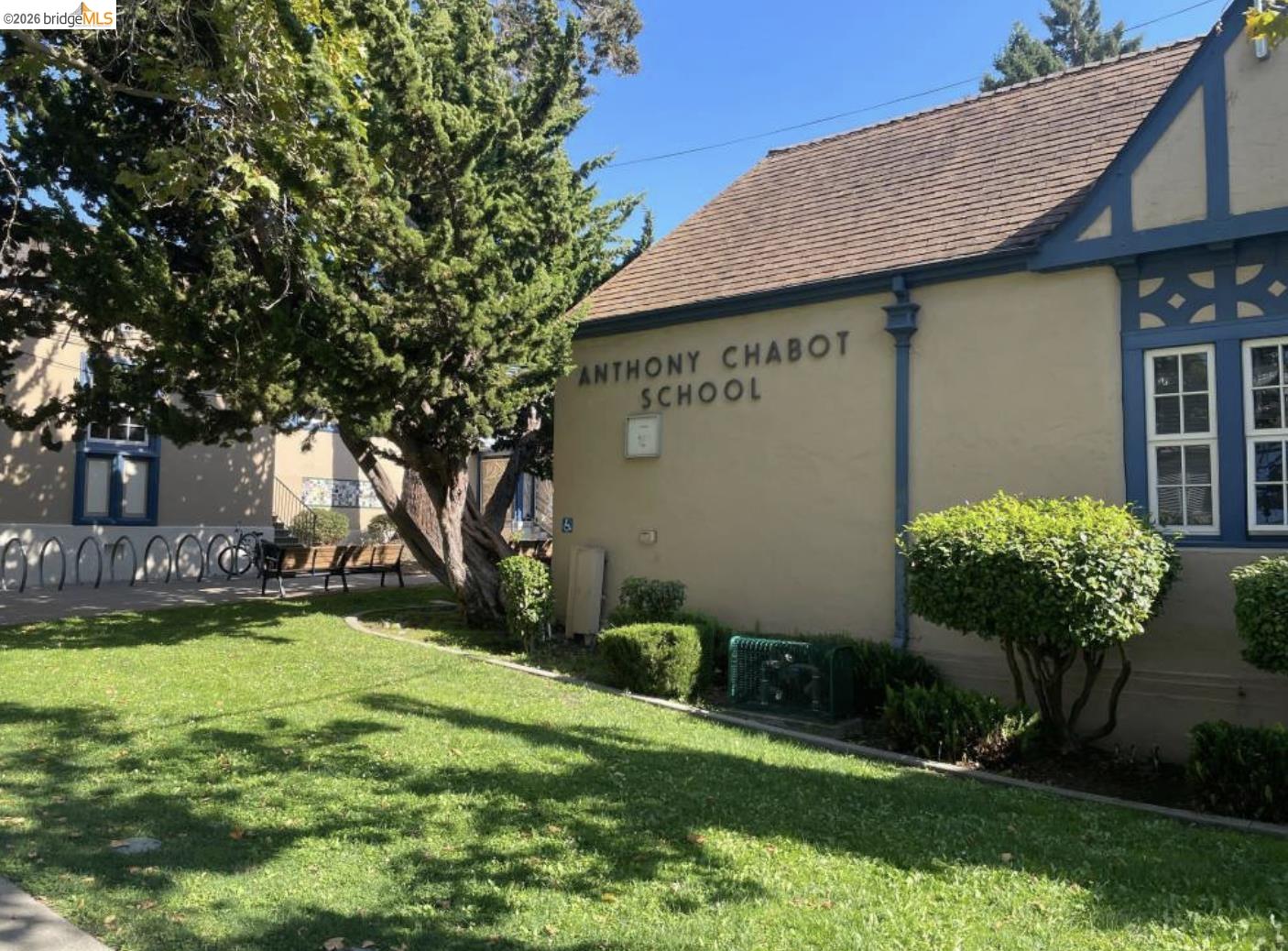 6720 MANOR CREST