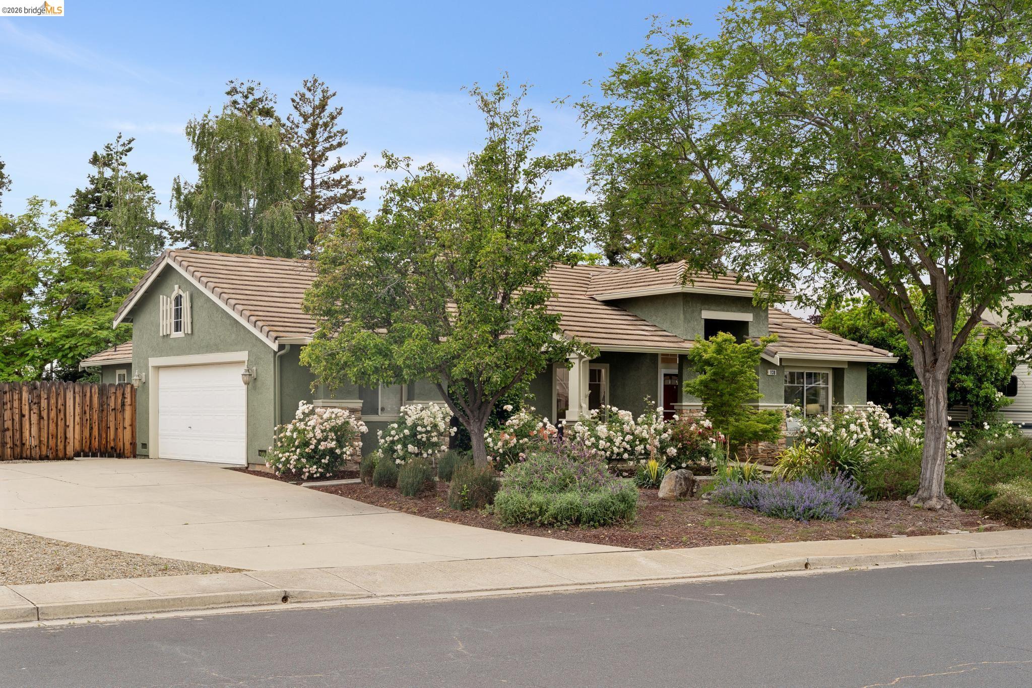 1130 Meadow Dr