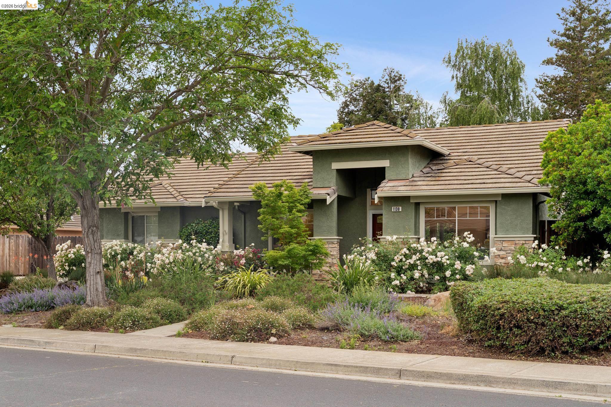 1130 Meadow Dr
