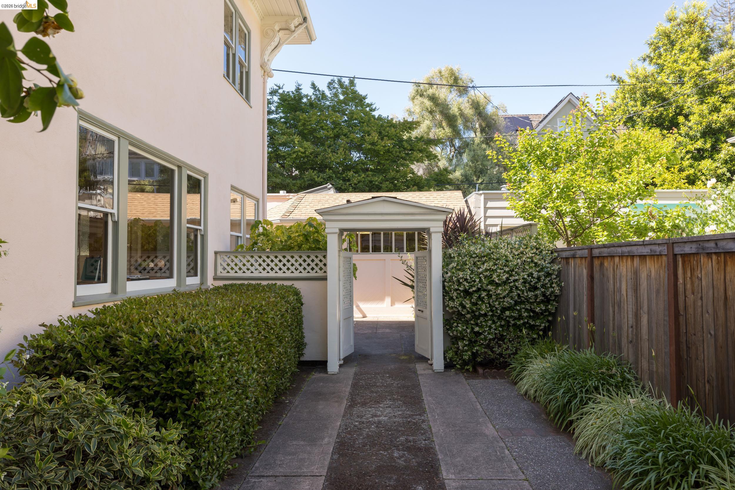 2909 Forest Ave