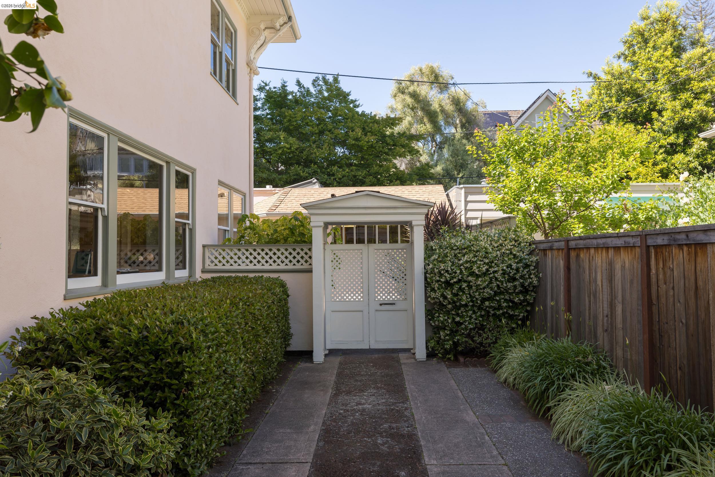 2909 Forest Ave